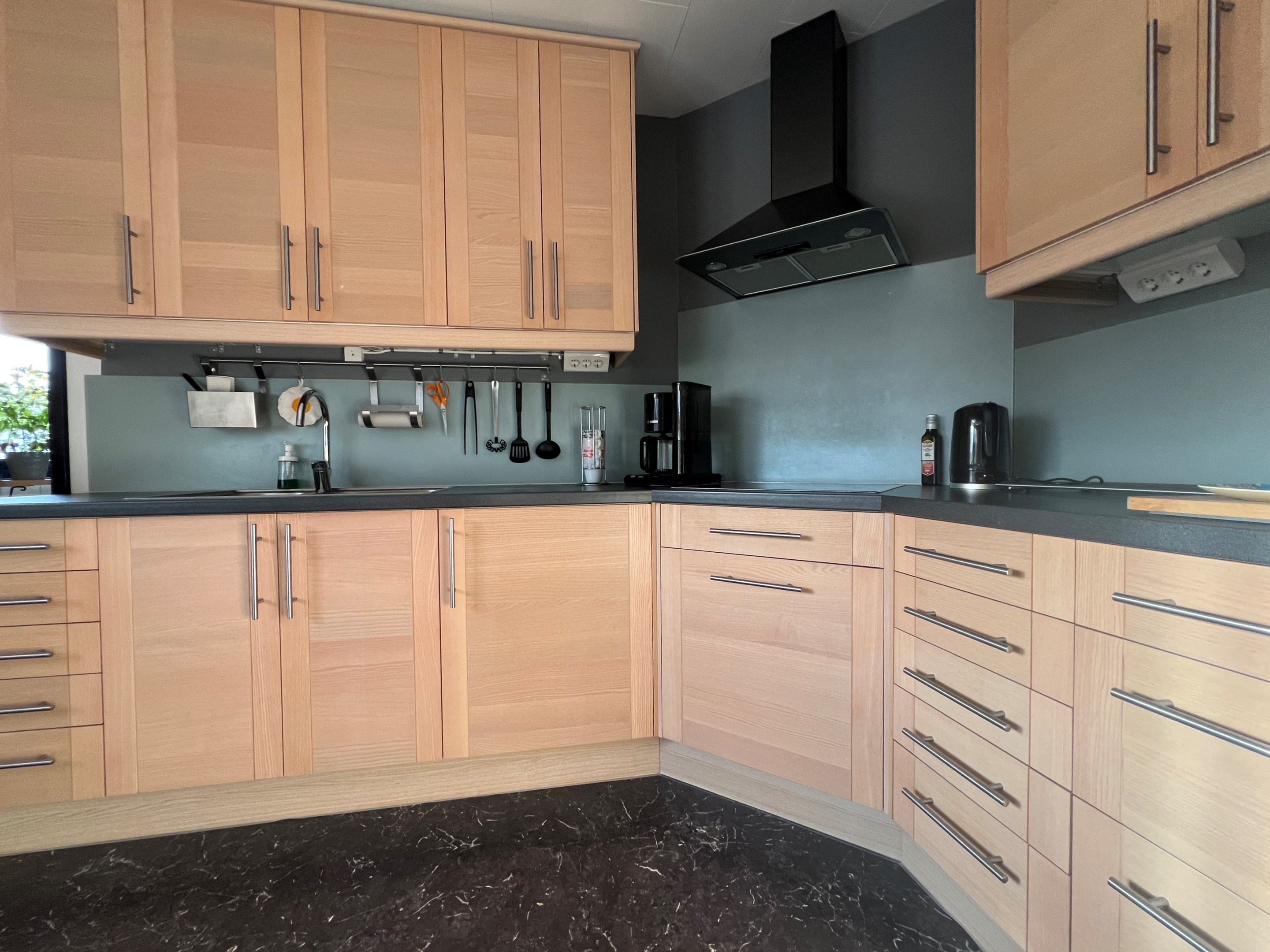 Gott om skåp och arbetsytor