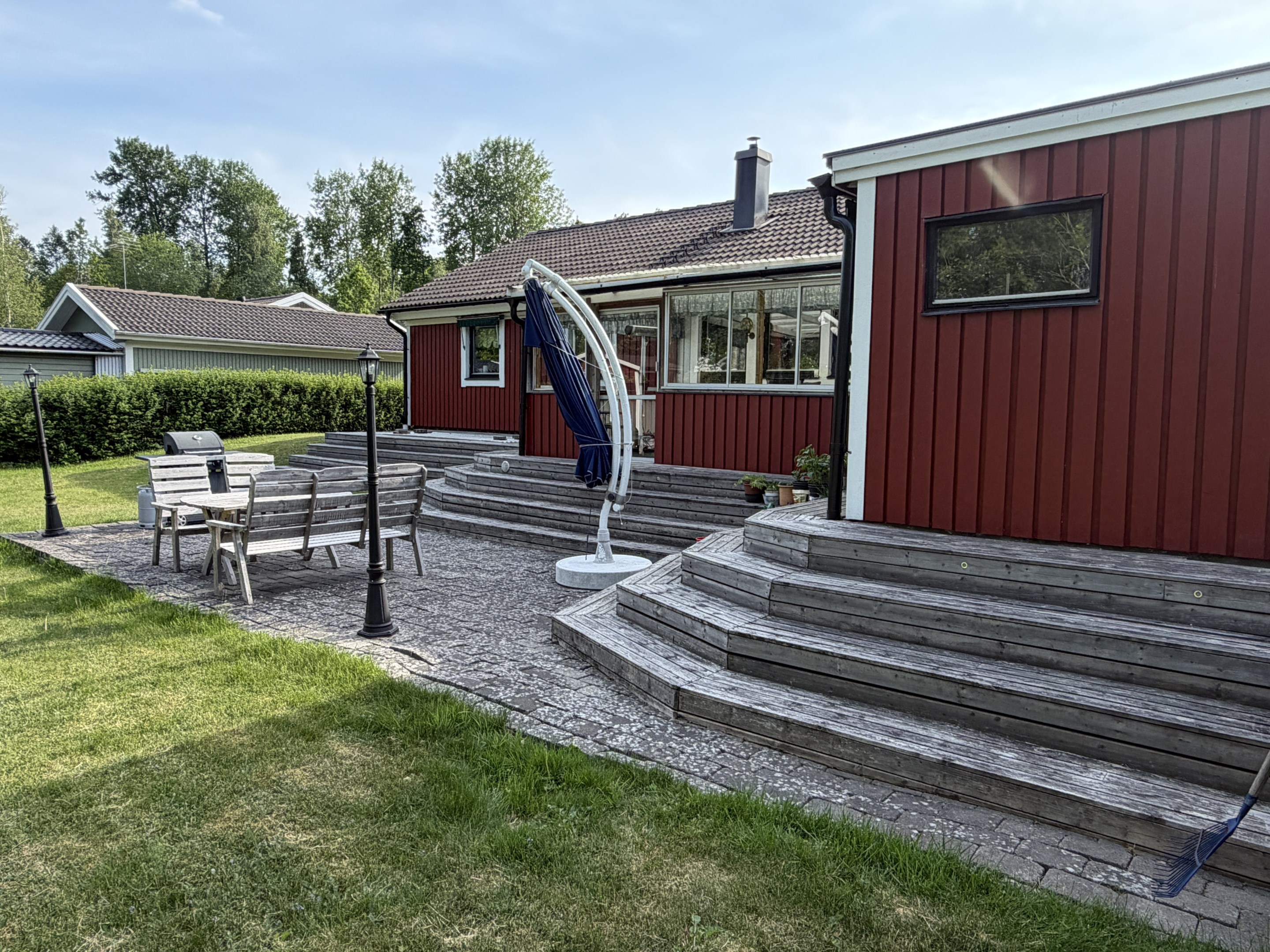Baksida med uterum och uteplats
