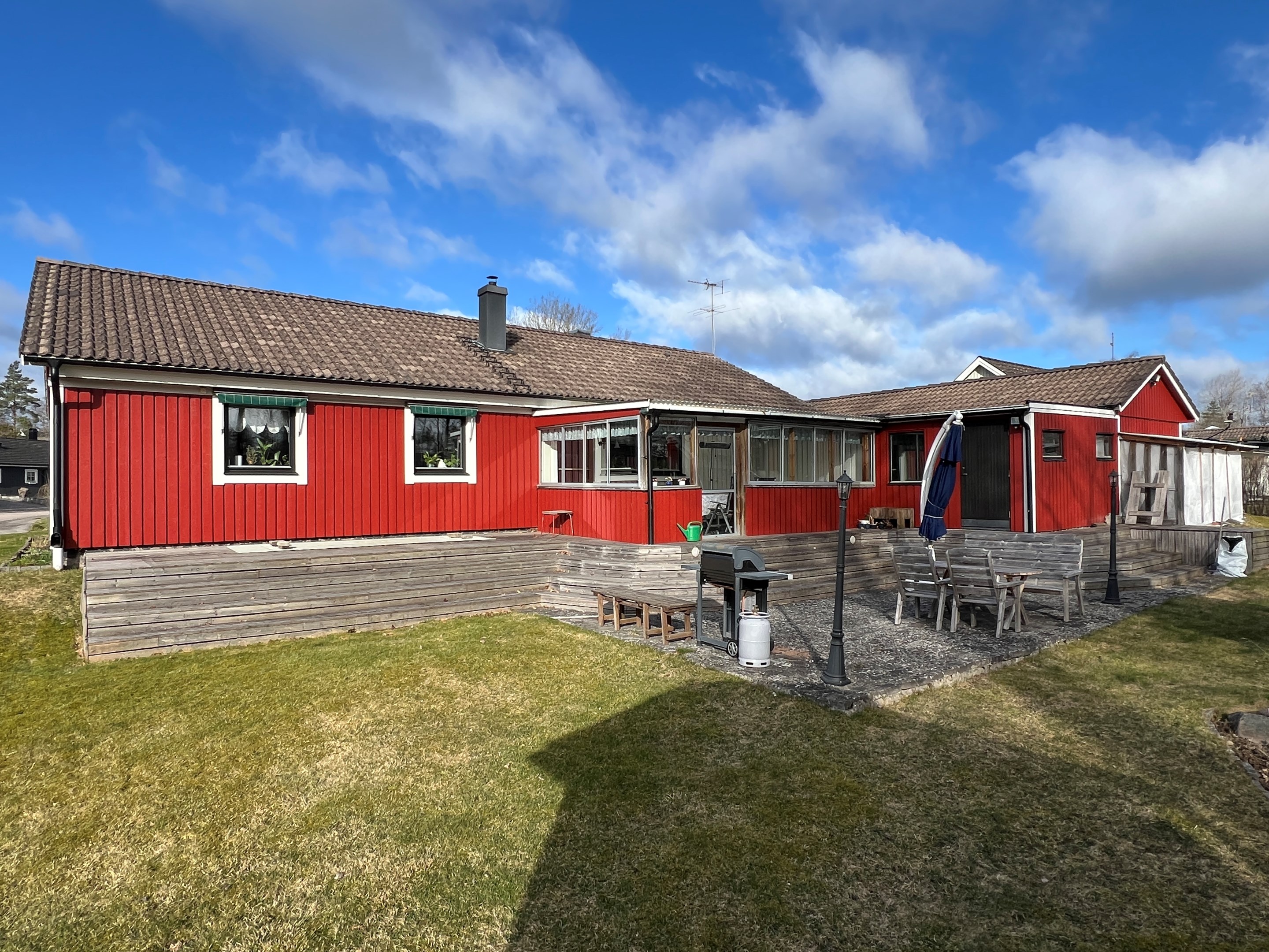Baksida med uterum och uteplats