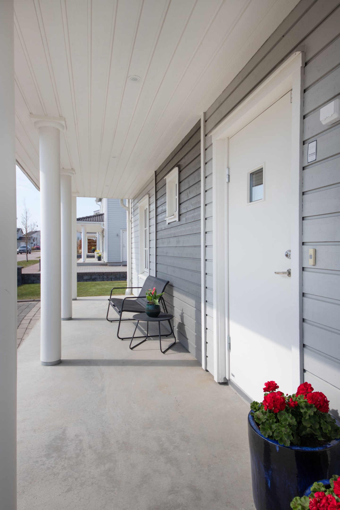 Entré med perfekt uteplats på framsidan.