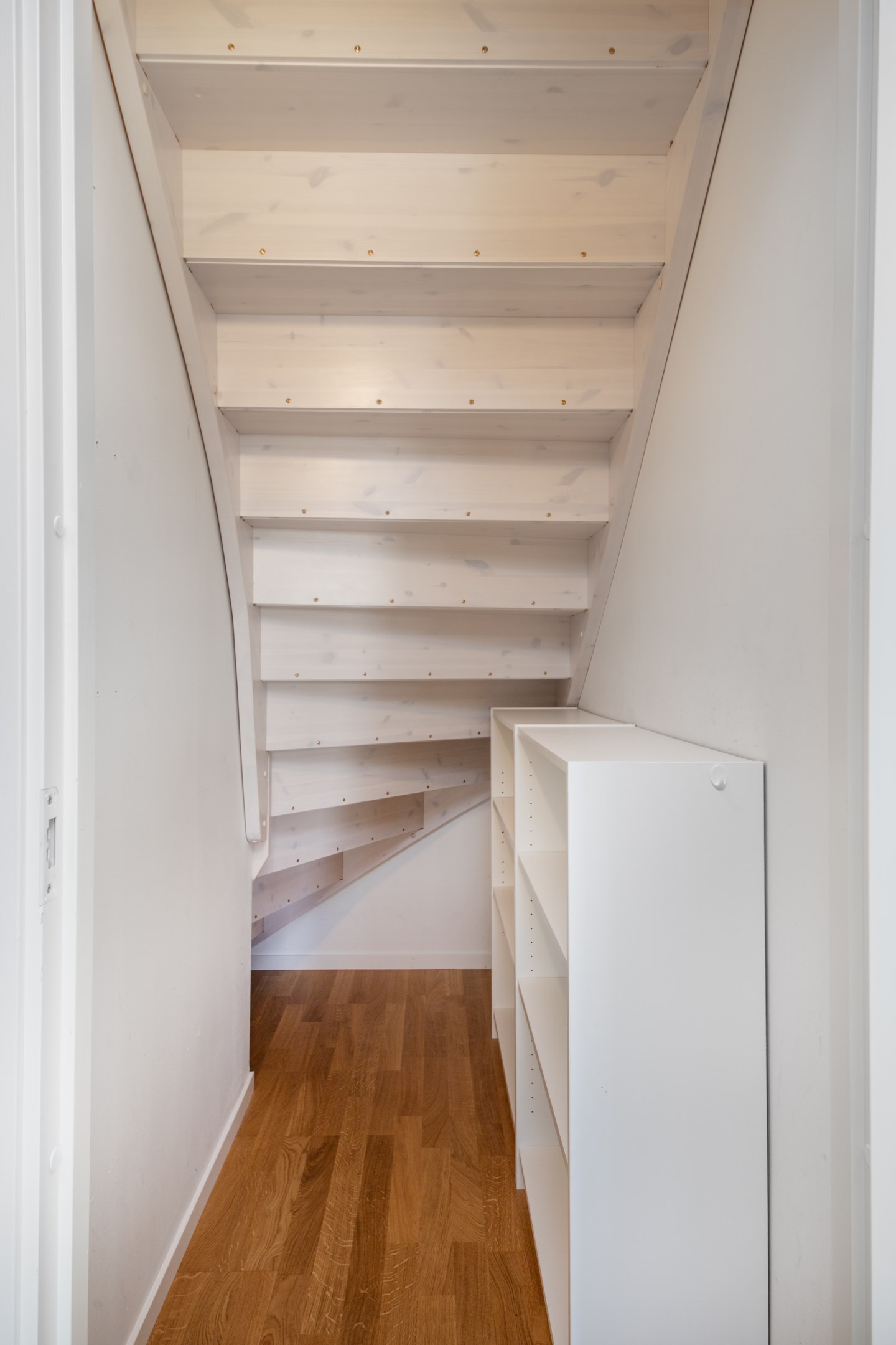 Praktiskt förvaringsutrymme under trappen