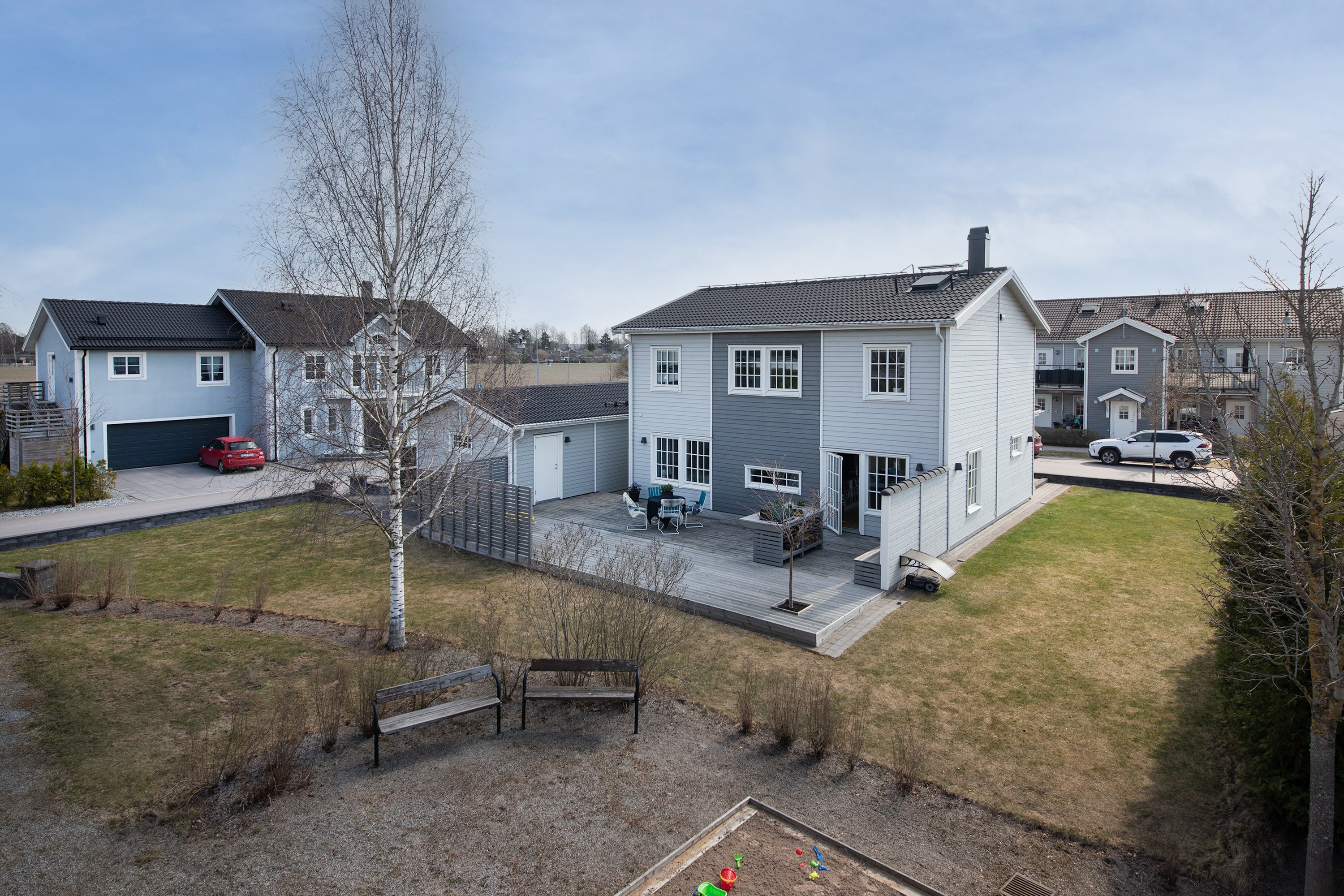 Baksida som gränsar mot allmänning