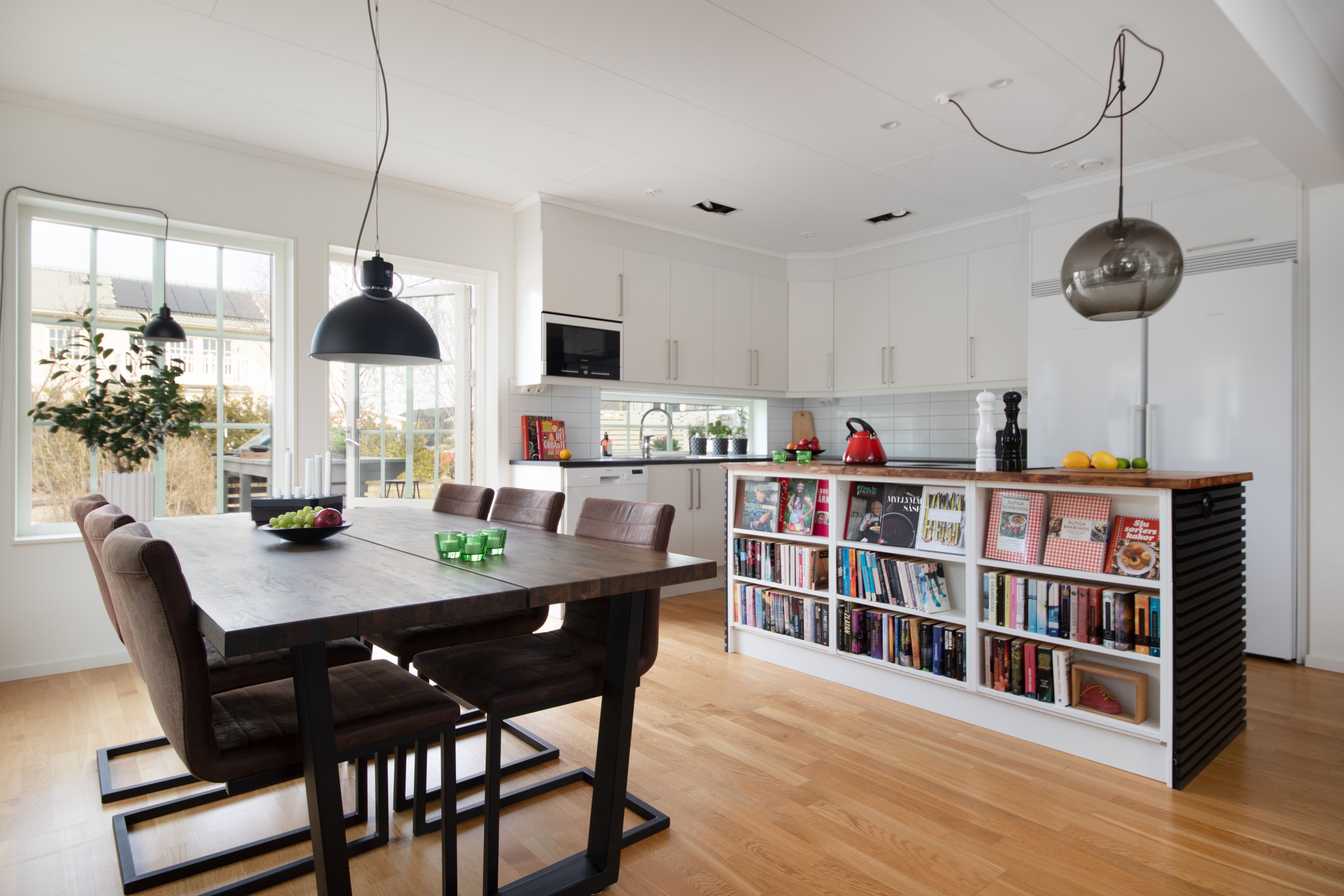 Rymlig matplats och köket i anslutning