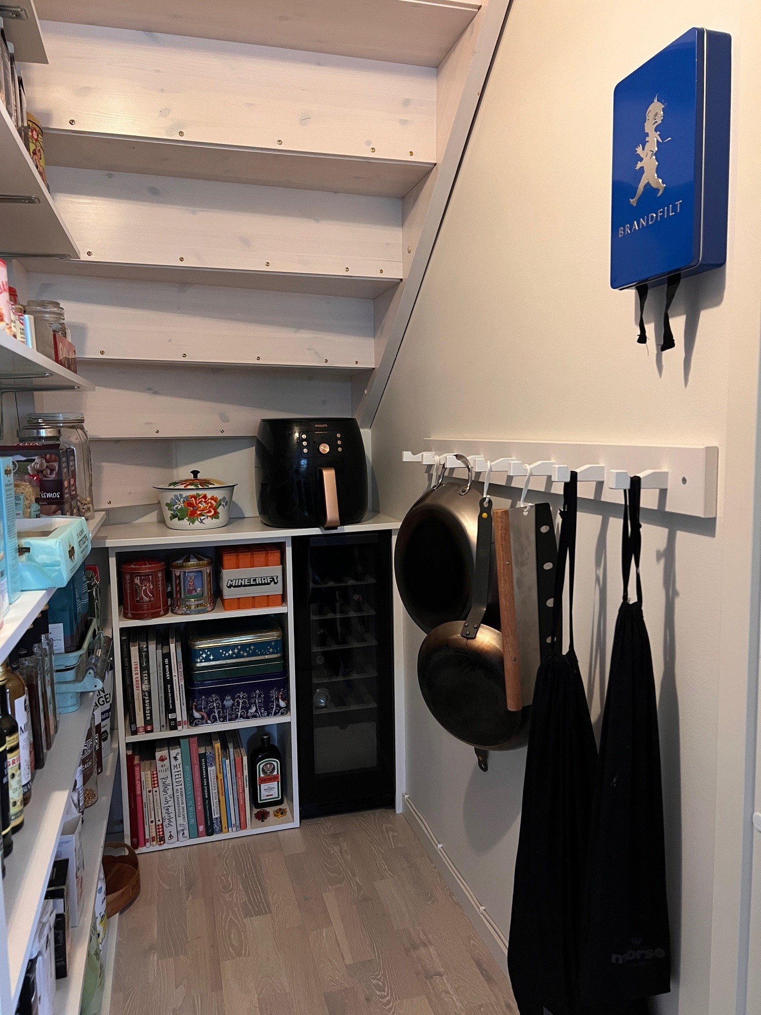 Möjlighet finns att inreda utrymmet under trapppen som ett "skafferi" likt detta.