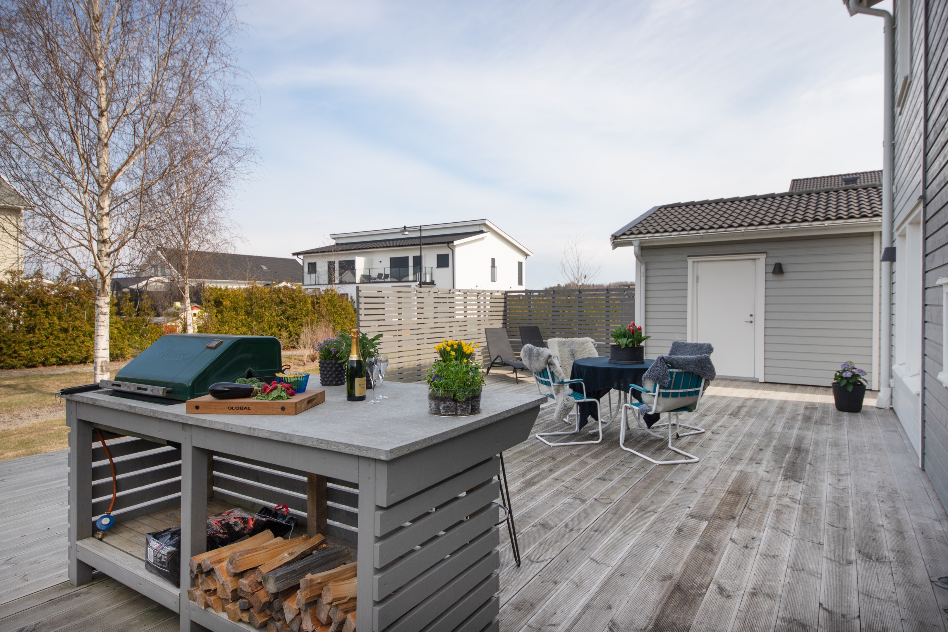 Riktigt rymligt trädäck på baksidan med utekök