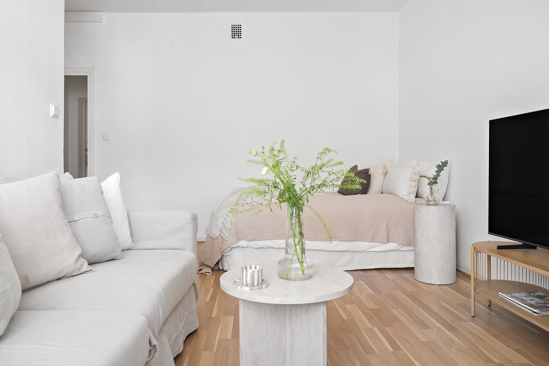 Här har du plats både för säng, soffa och tv