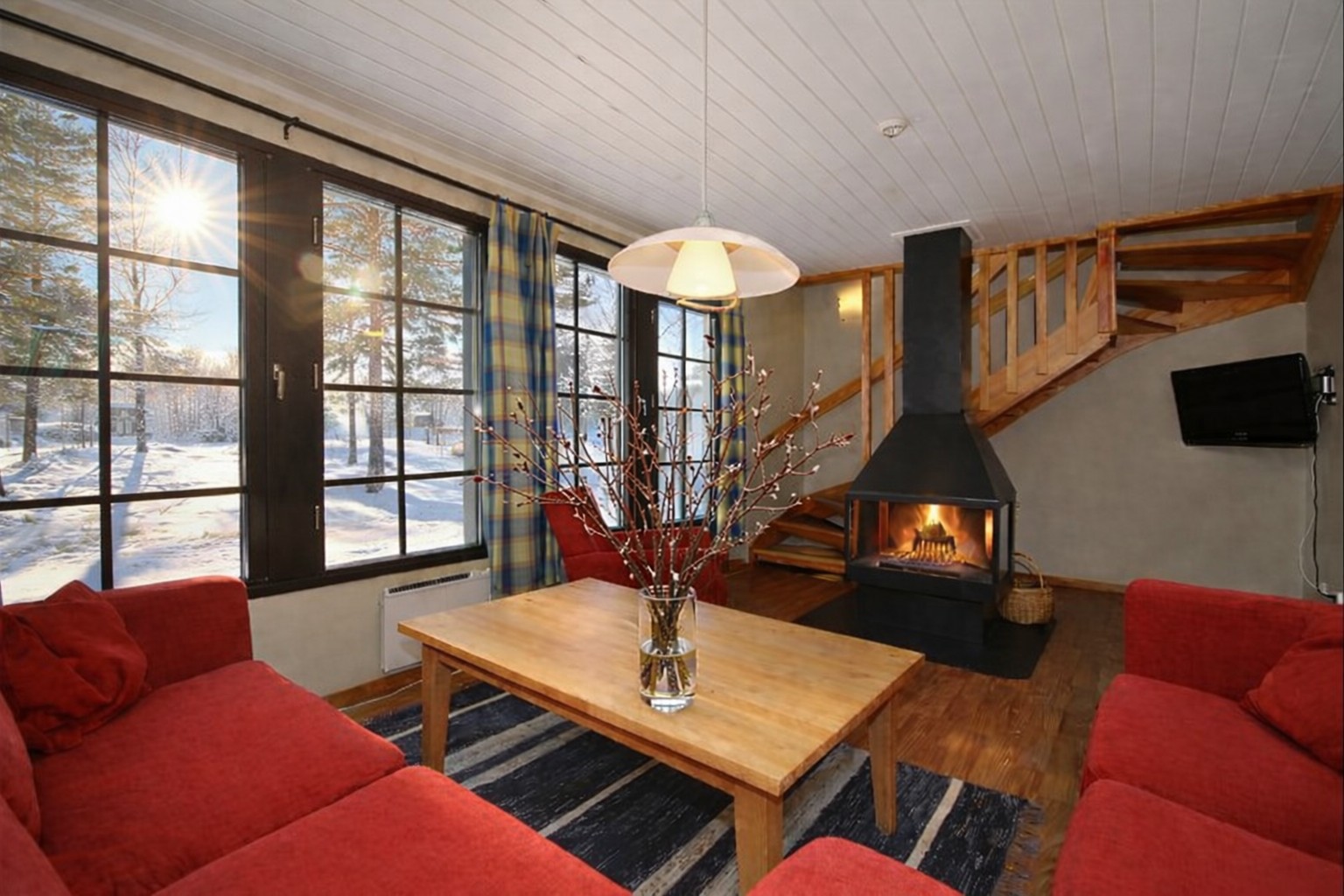 Eldstad. Sol & Snö ute.