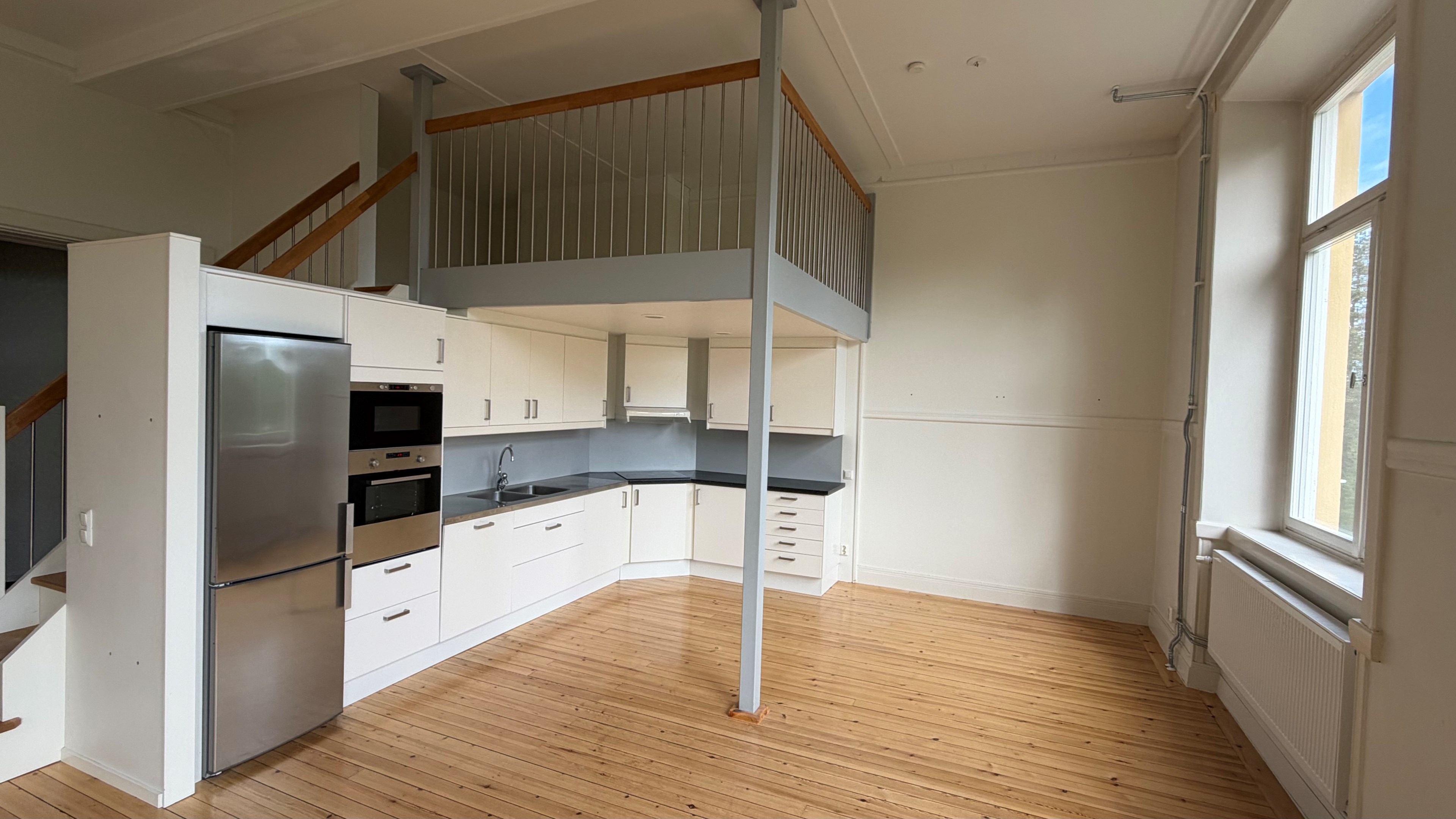 Gammal skolsal med loft