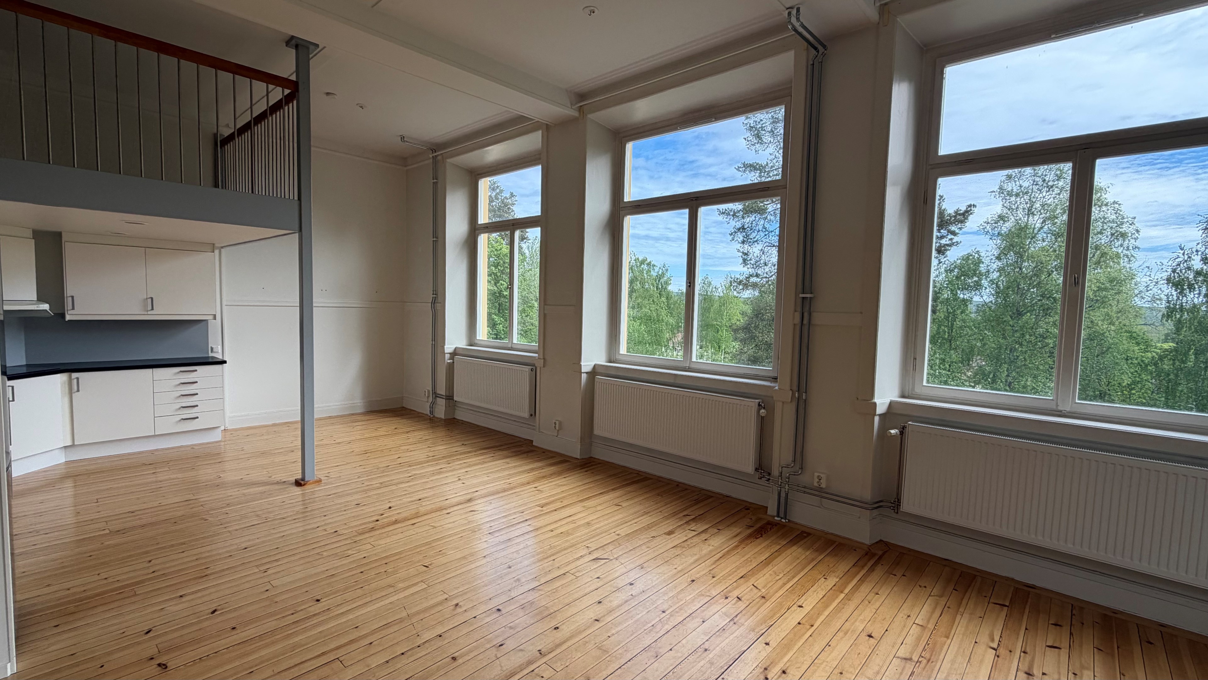 Gammal skolsal med loft
