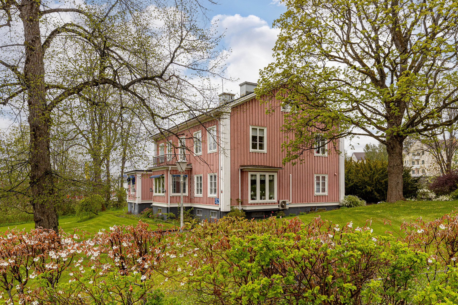 Lasarettsgatan i lummig trädgård