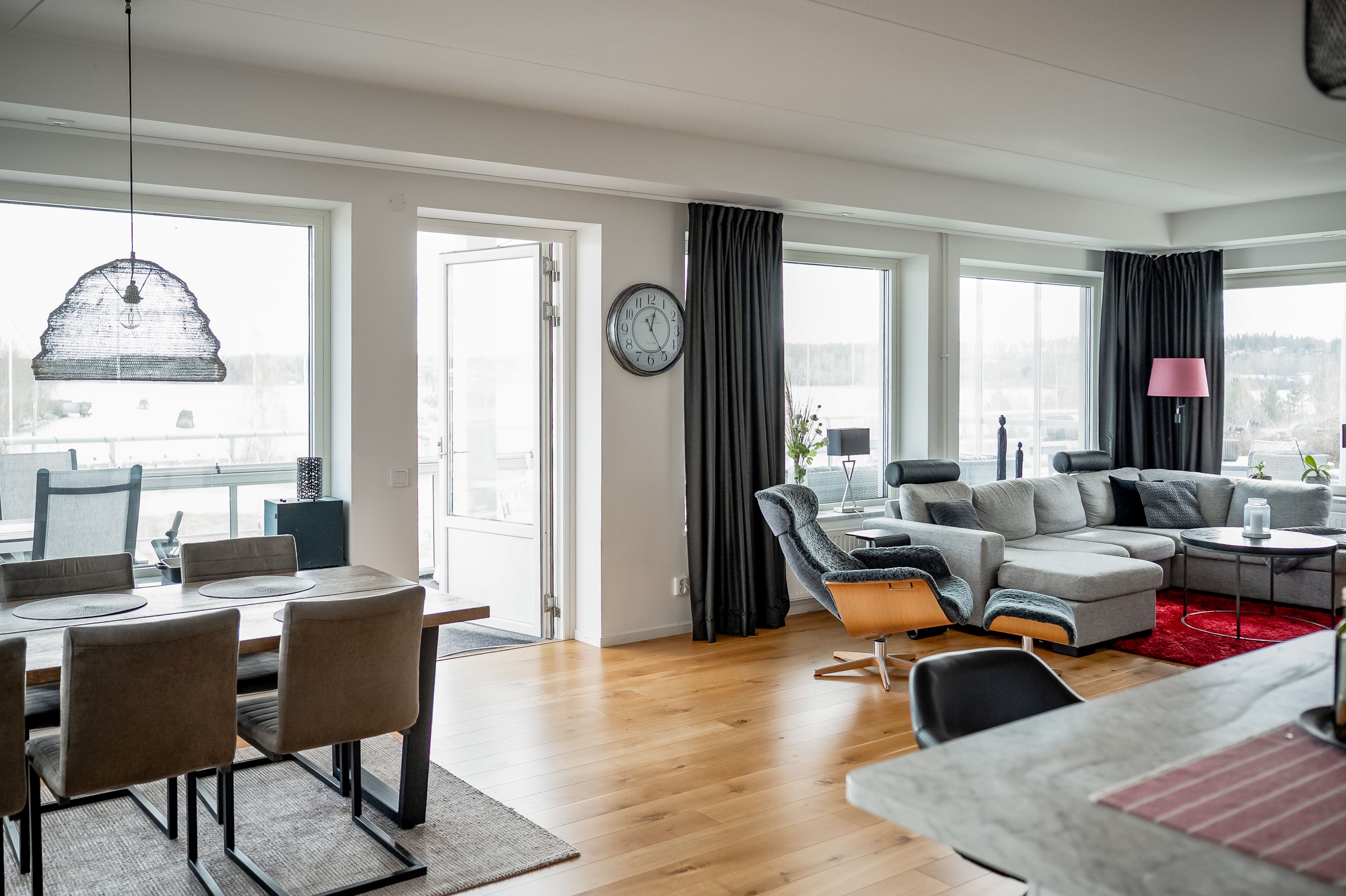 Allrum, matplats och kök i öppen planlösning med utgång till uteplatser