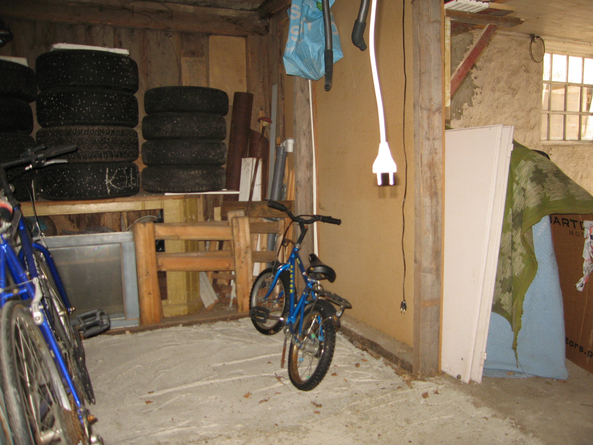 Förråd bakom garage