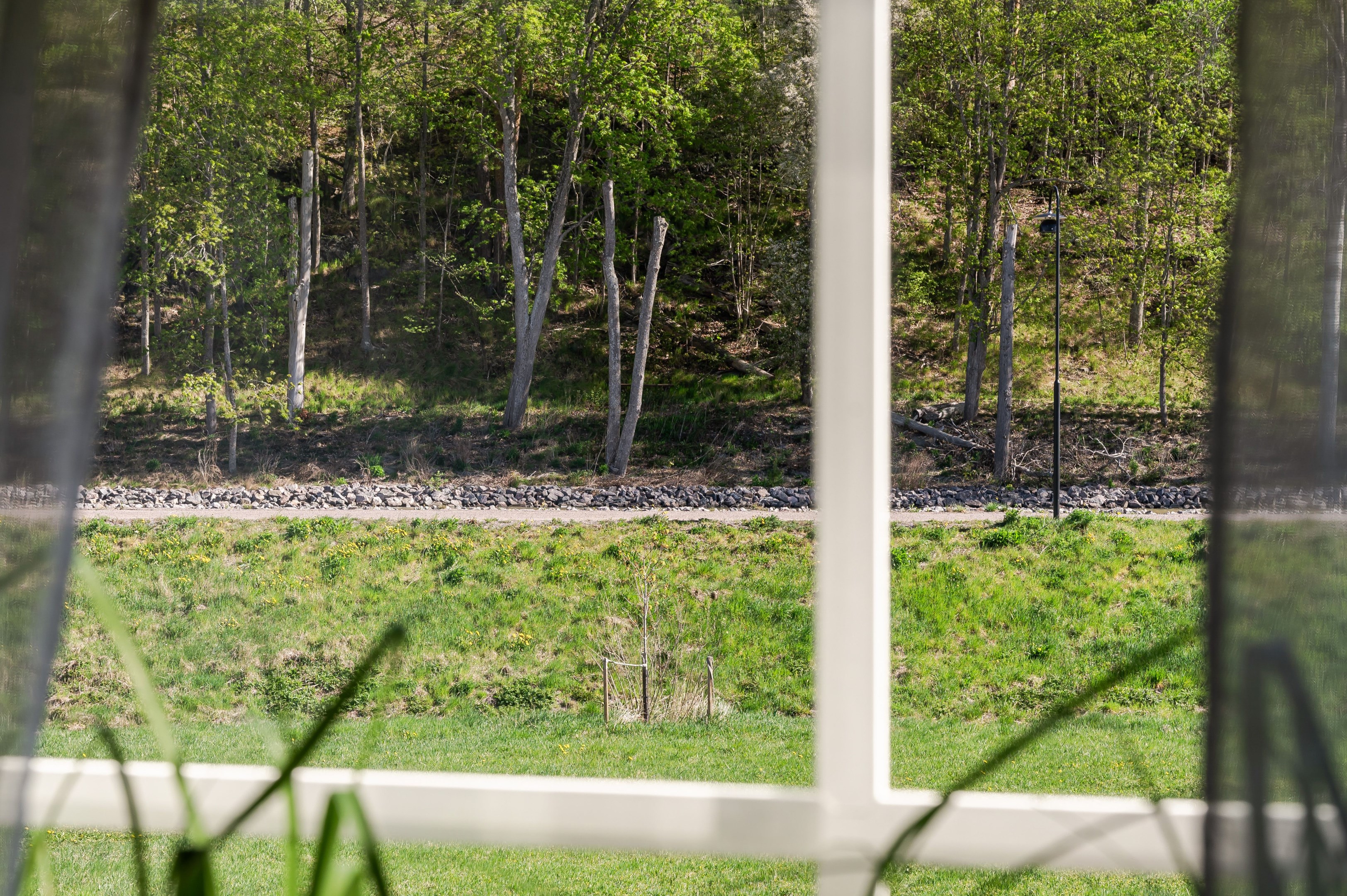 Från sovrummet har du utsikt över Göta kanal