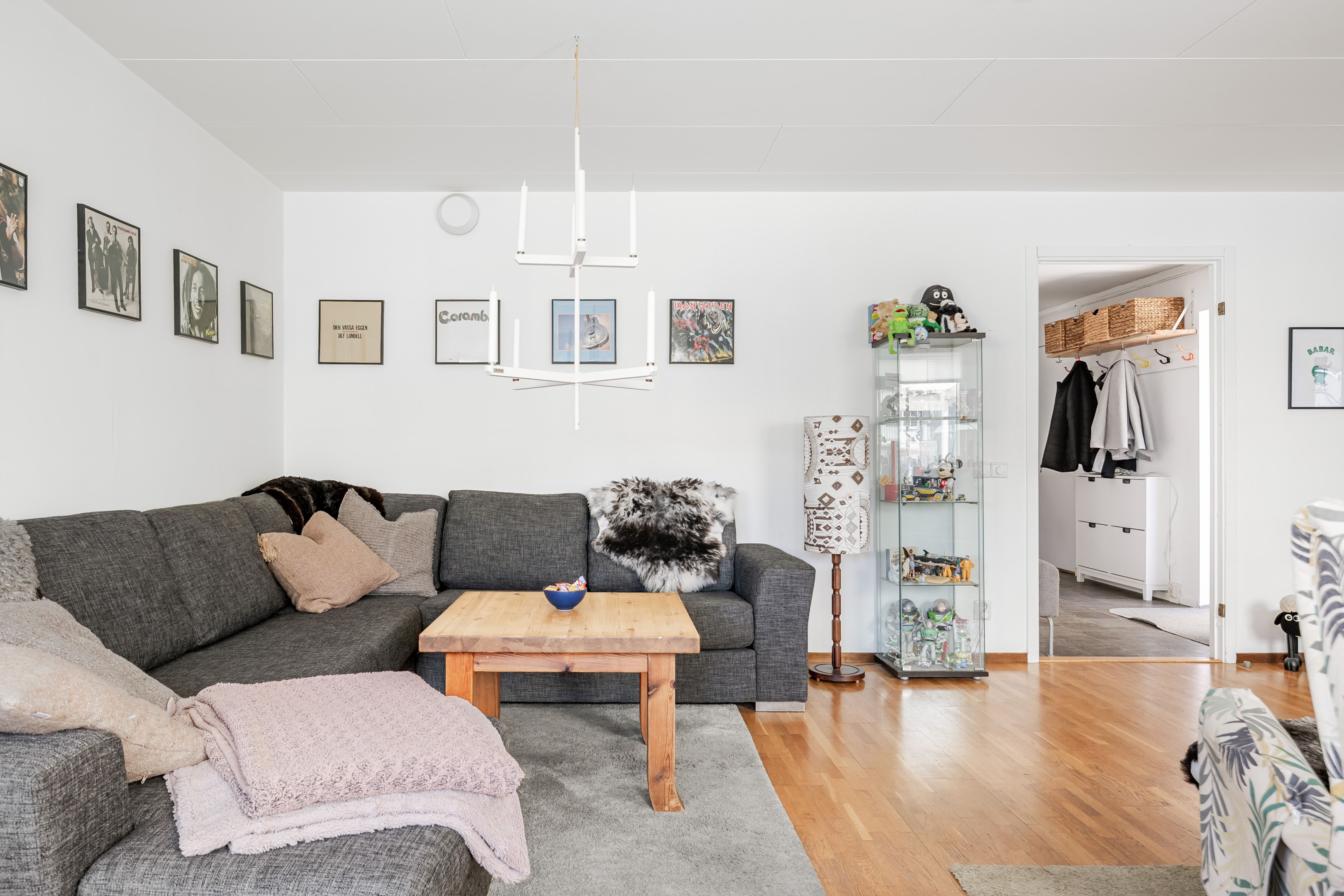 I vardagsrummet får du plats med större soffgrupp