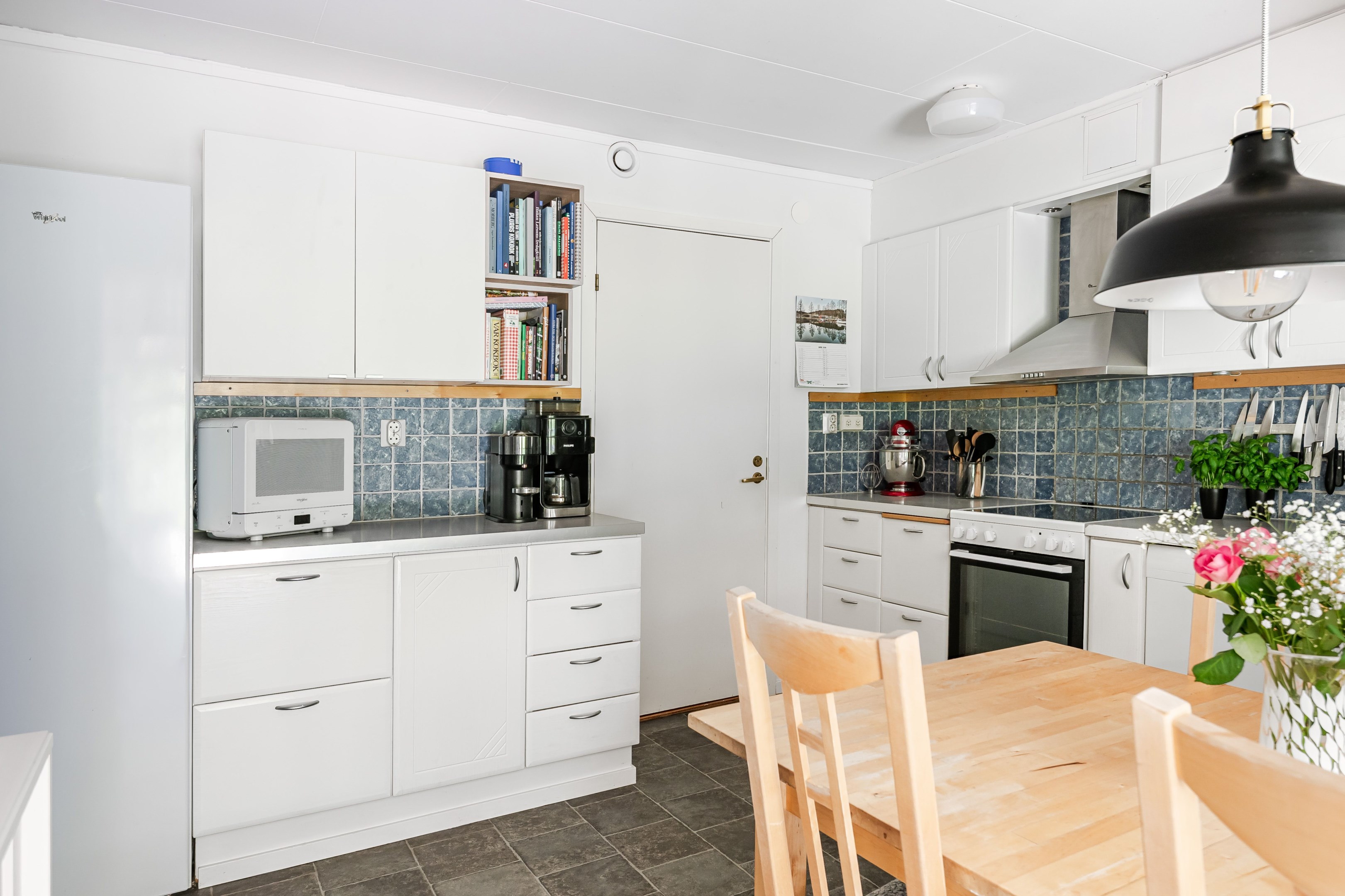 Flera arbetsbänkar och gott om förvaringsskåp