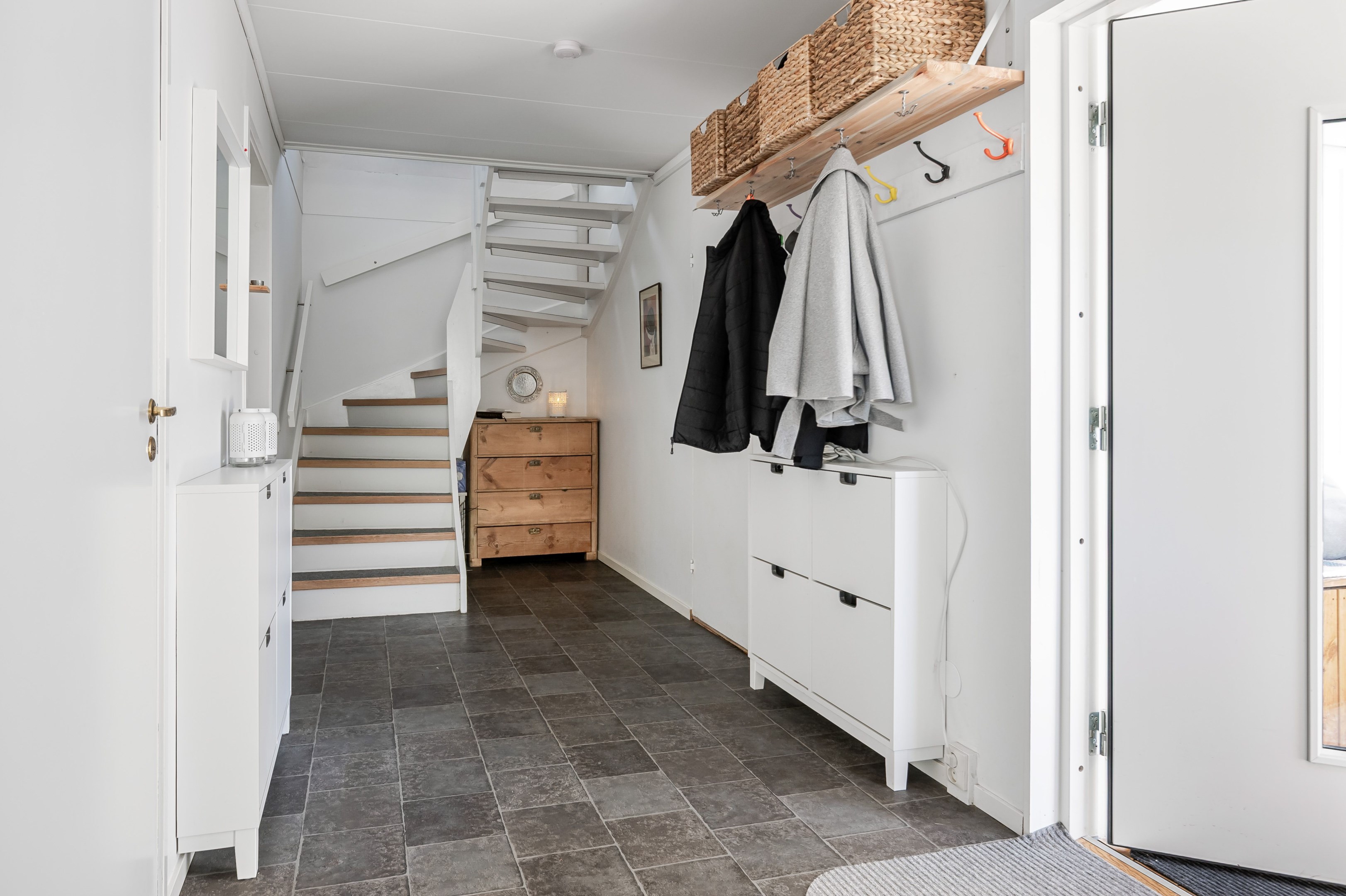 Entré och hall med större förrådsutrymme