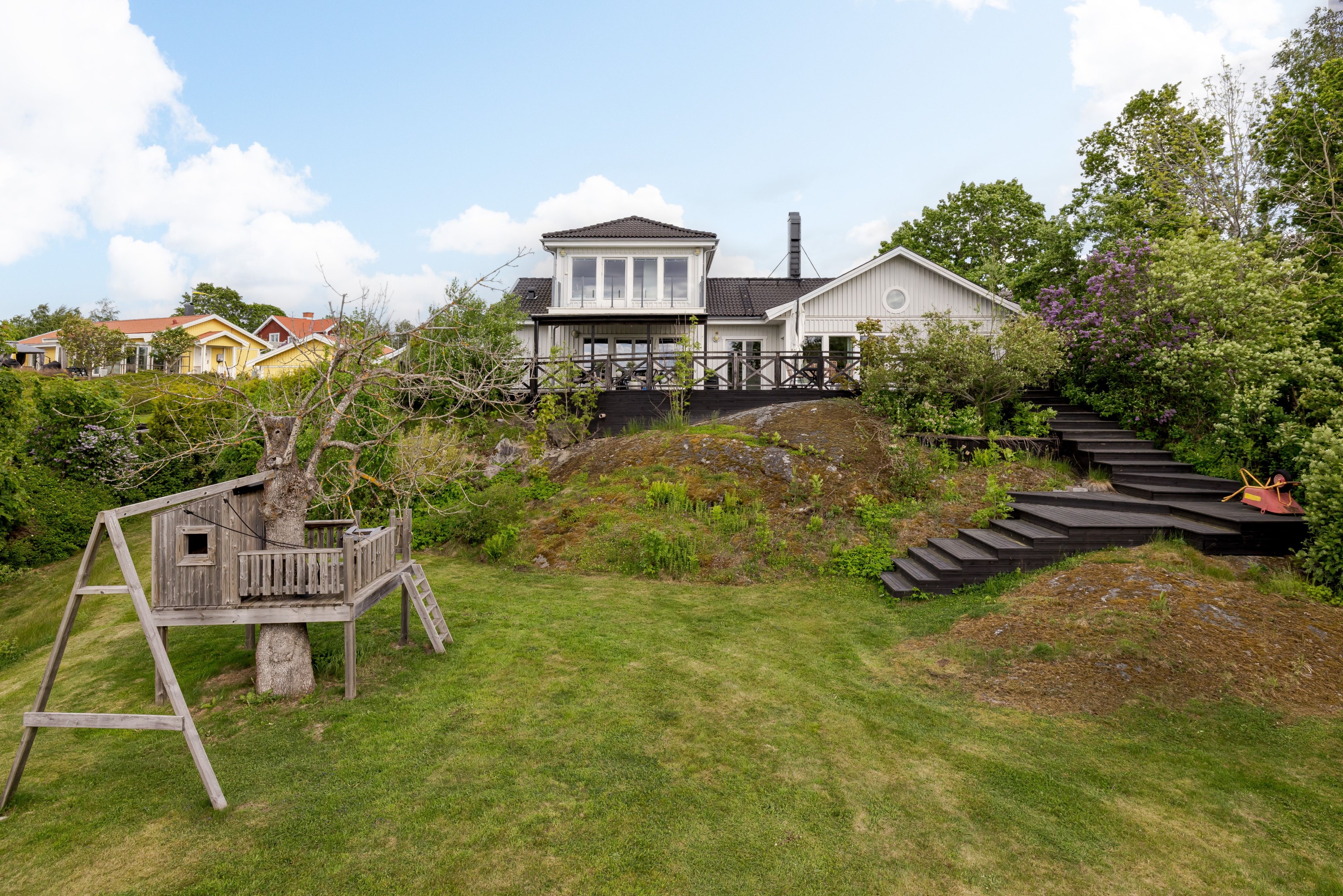 Två nivåer på tomten med grönytor för barnens lekar