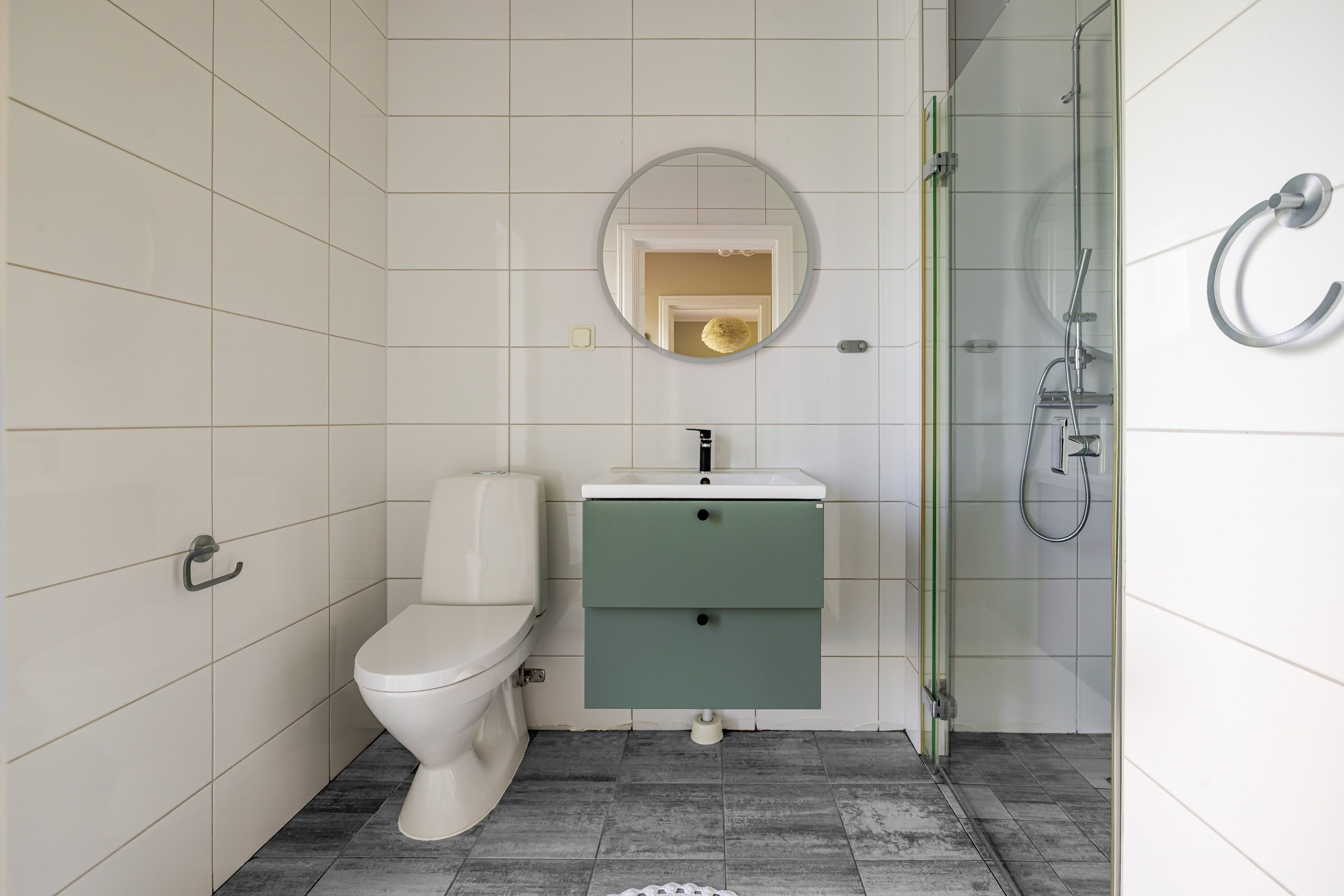 Stilren wc med inbyggd duschhörna - nås frånhall