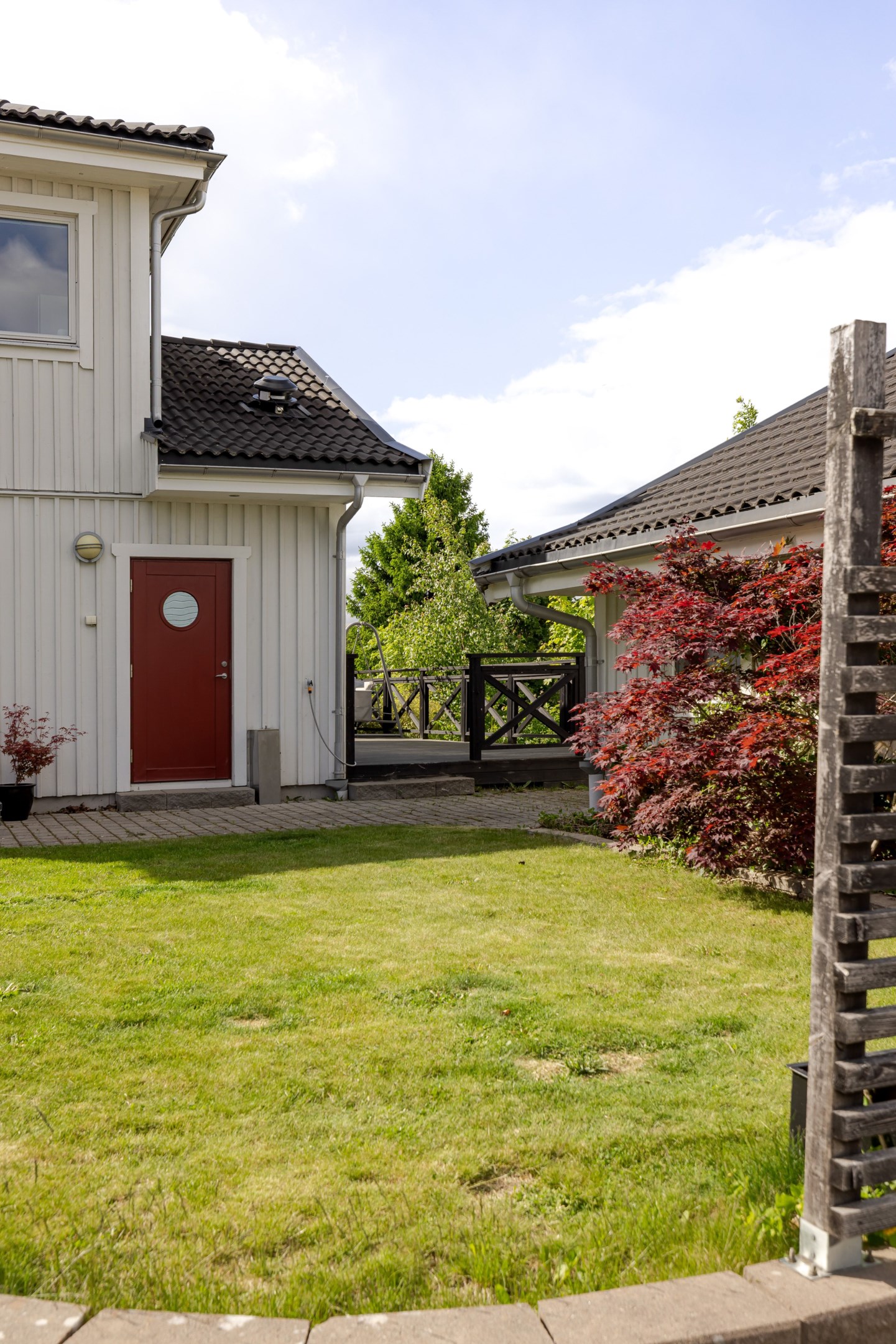 Groventré med tvättstuga praktiskt belägen i hörnet av huset.