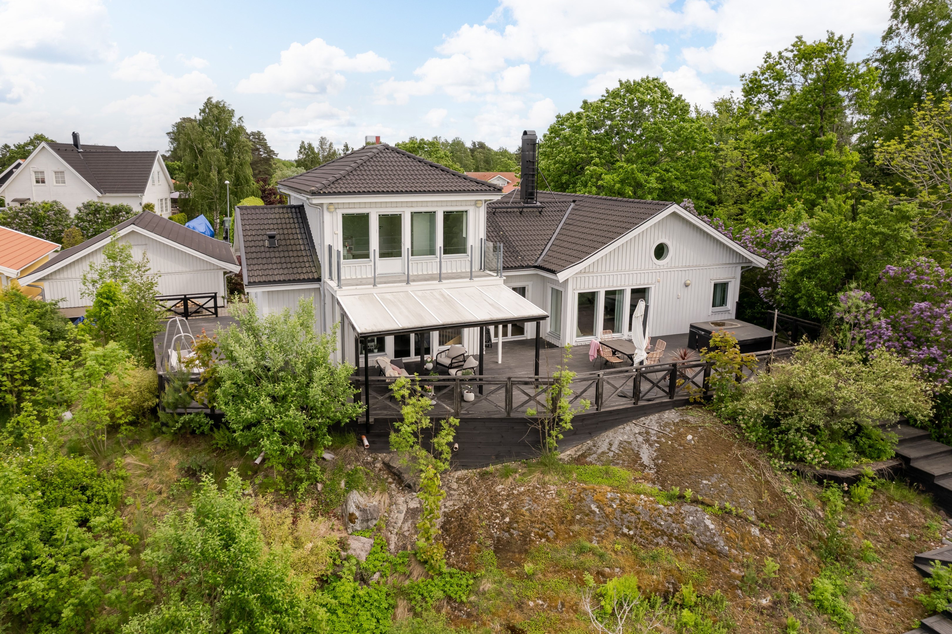 Spännande tomt med vackert berg i dagen