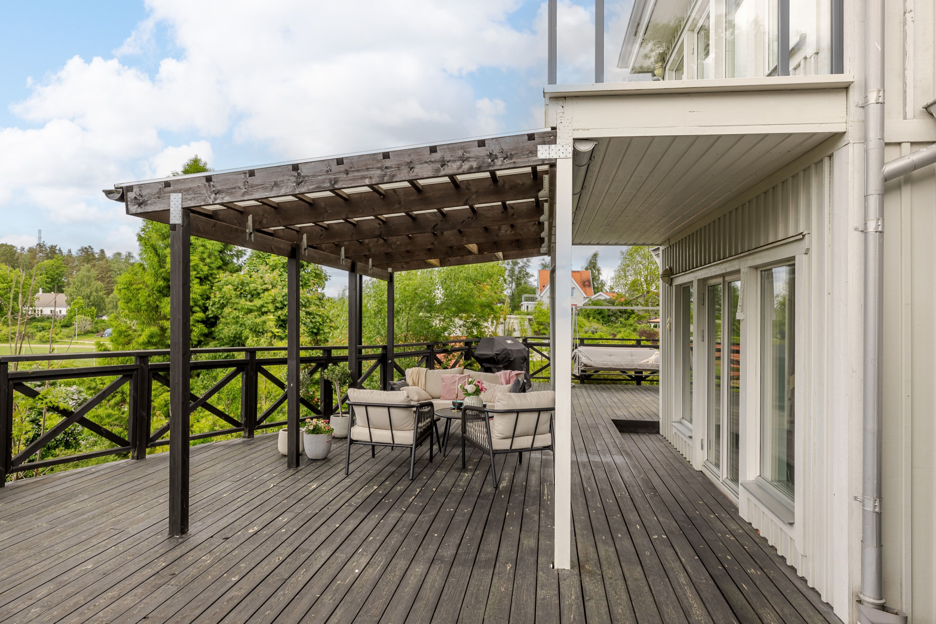 Altanen löper runt huset