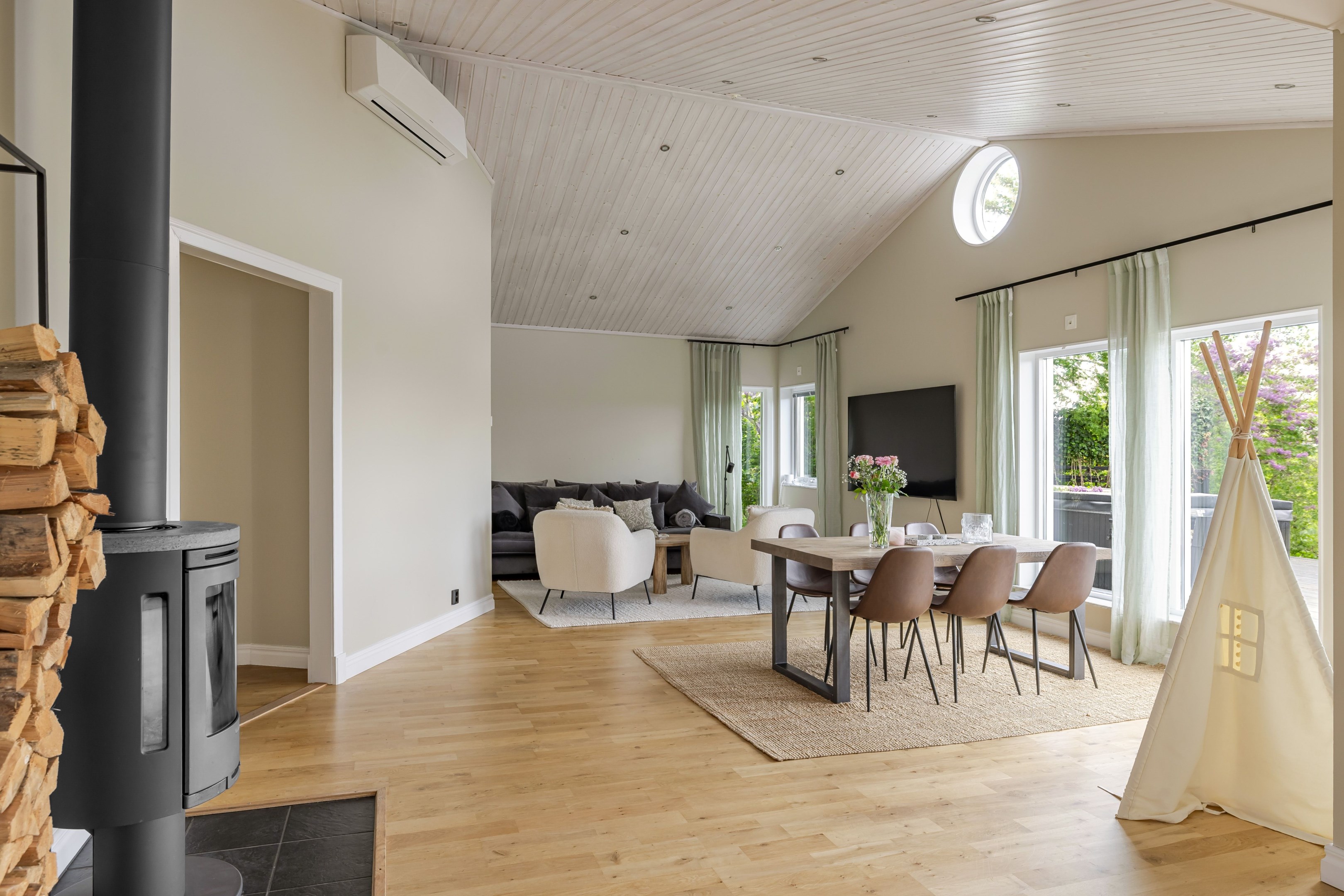 Vy mot hall till master bedroom och badrum