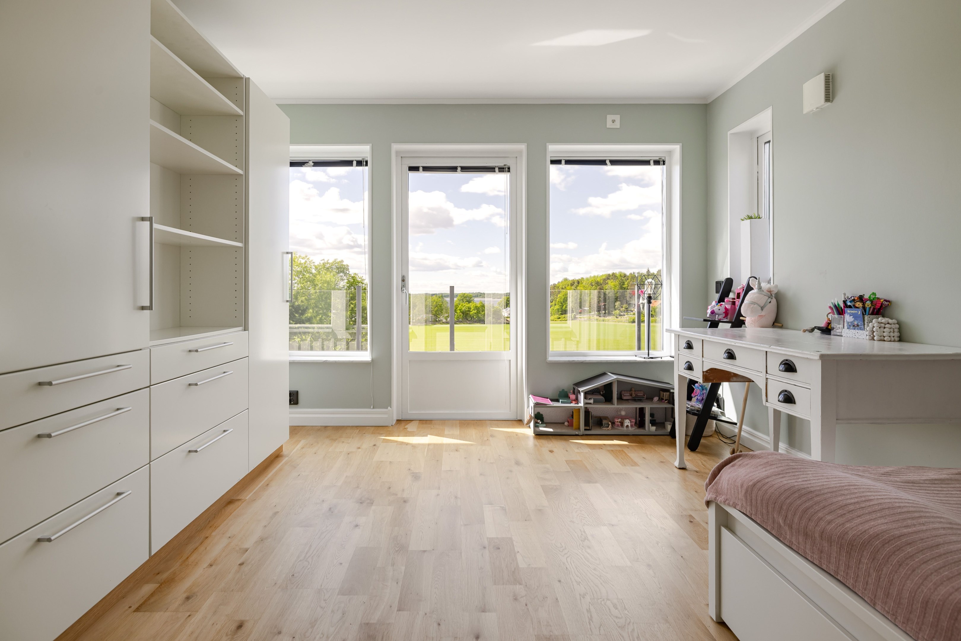 Sovrum med mälarvy och balkong med glasräcke