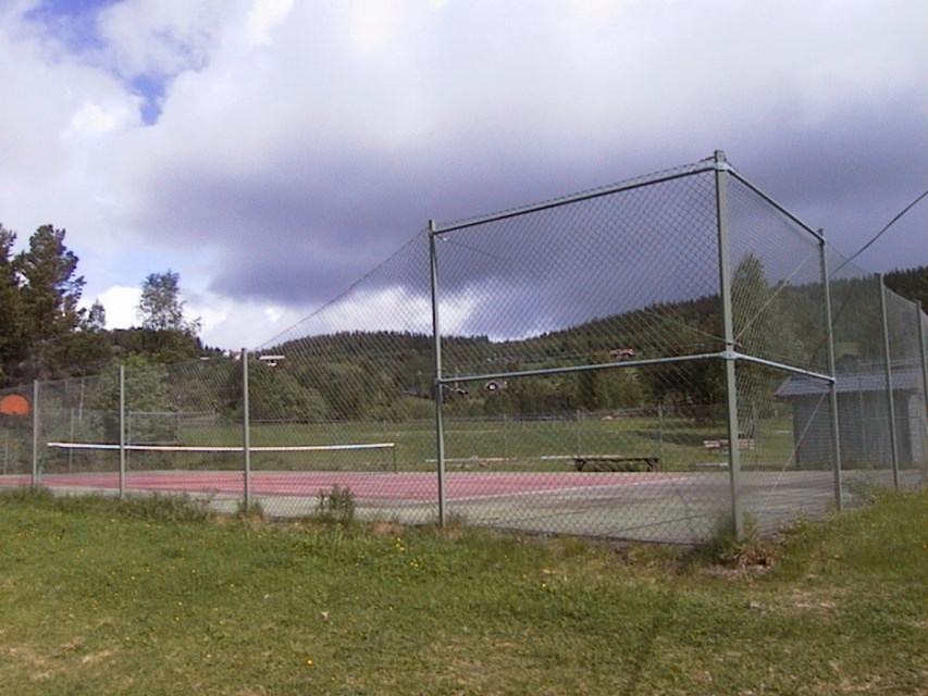 I Fjällbyn spelar vi tennis med fjällen som kuliss.