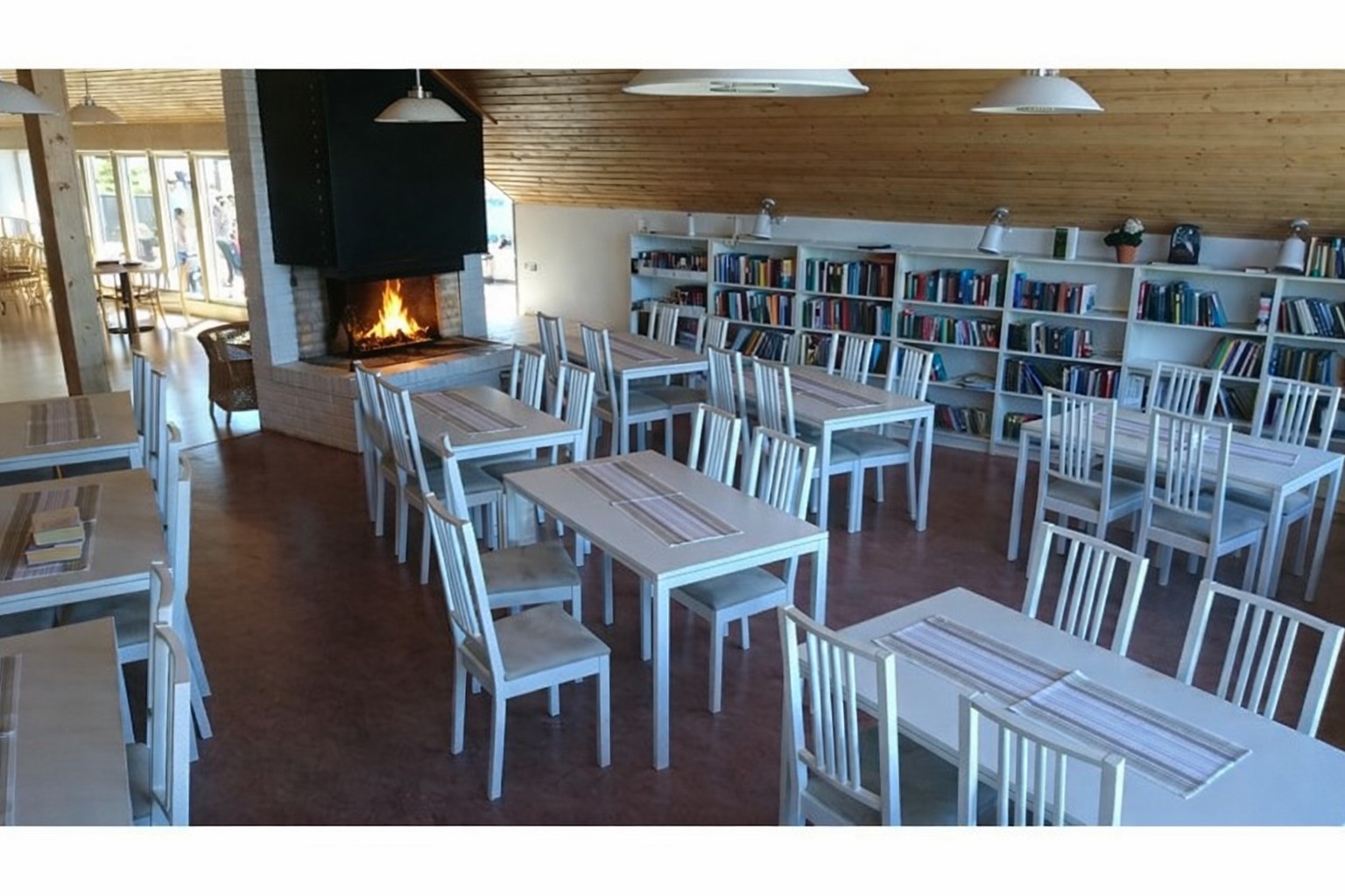 Sprakande brasa och tid att bara vara.. Värmande eldstad i servicehuset gemenskap