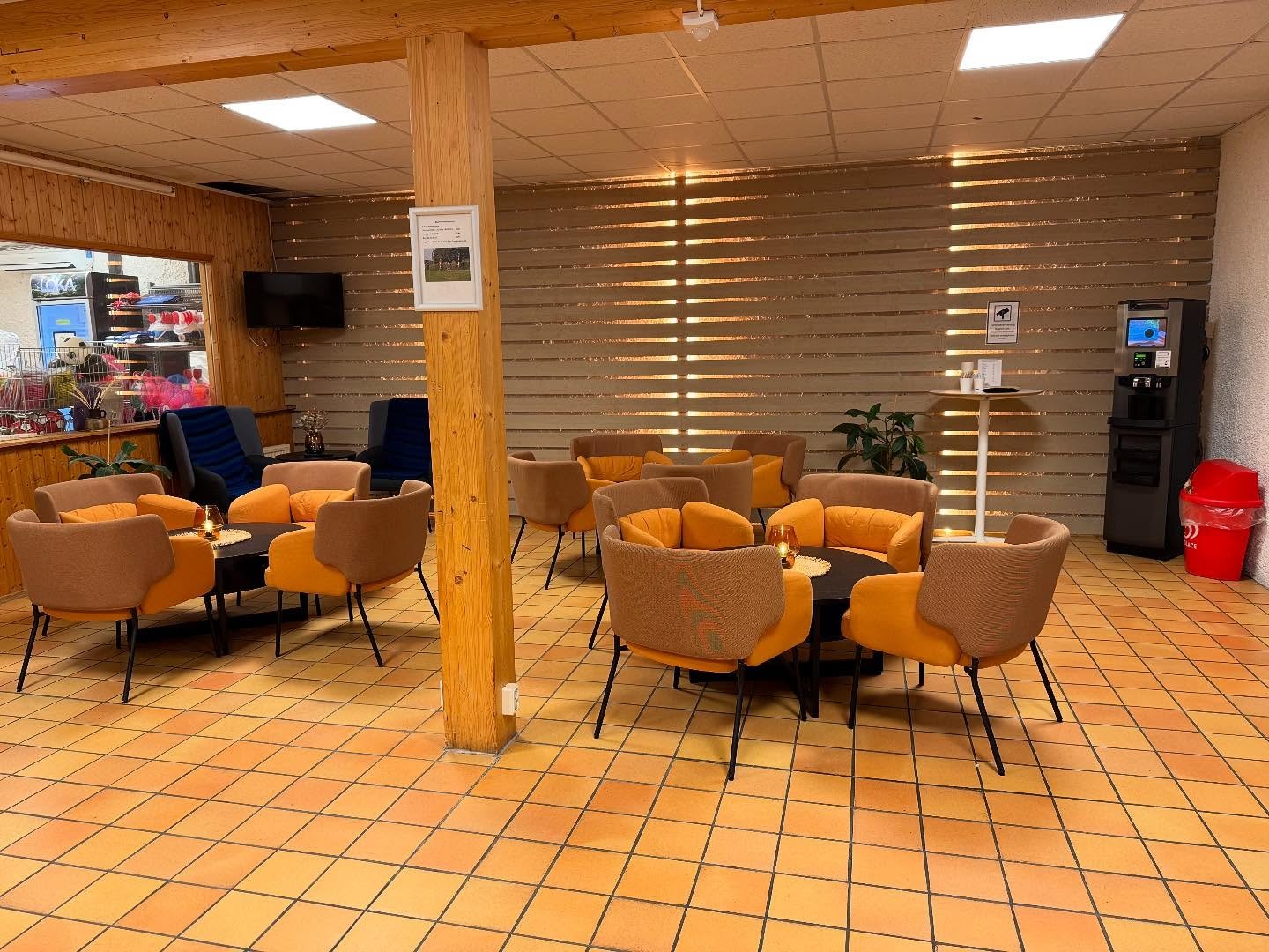 Här finns kiosk med smått och gott samt reception för frågor och service