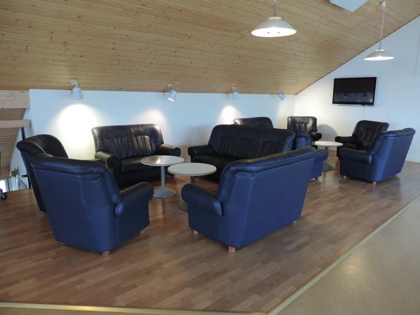 TV-hörna på övervåningen i servicehuset