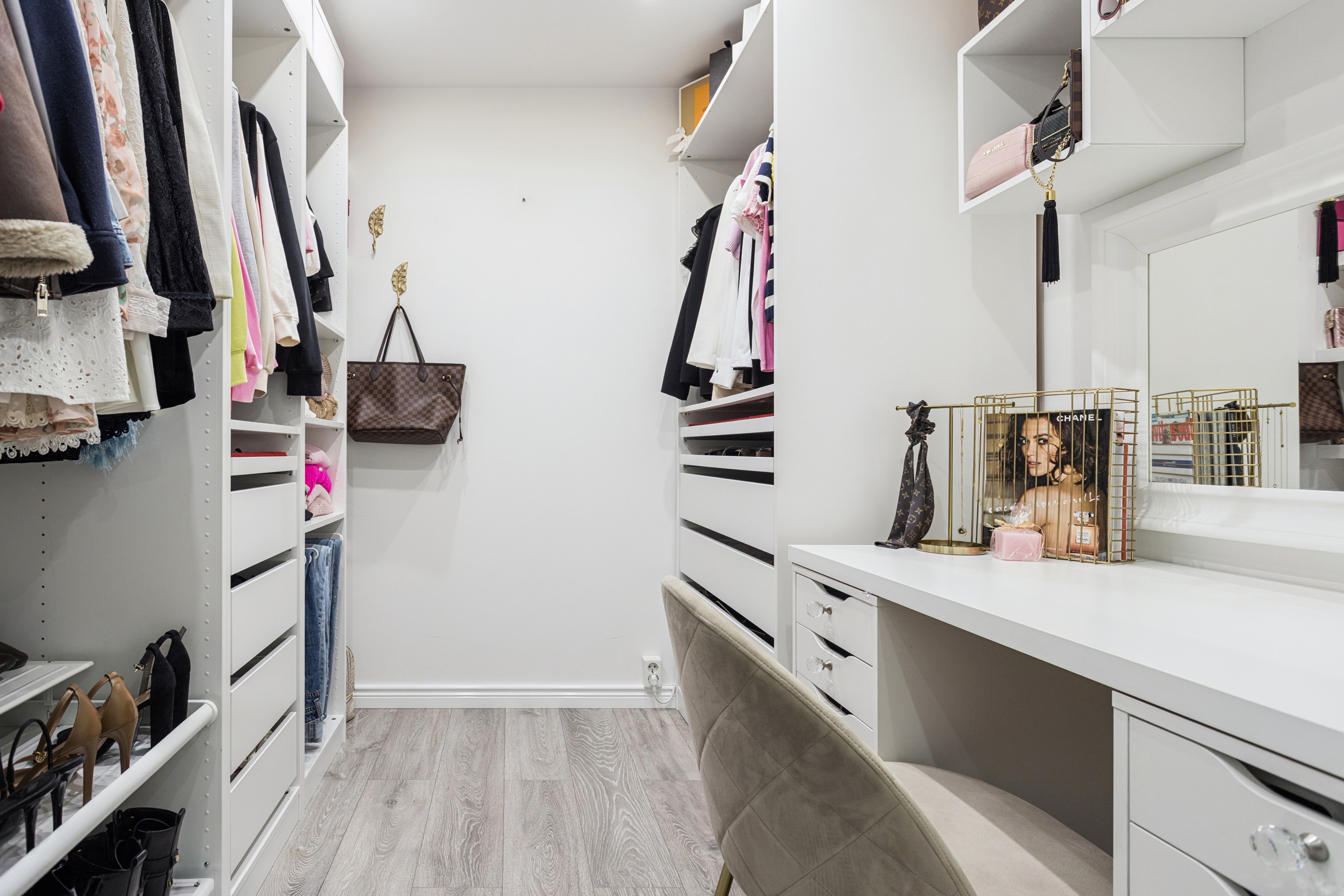 En av bostadens klädkammare