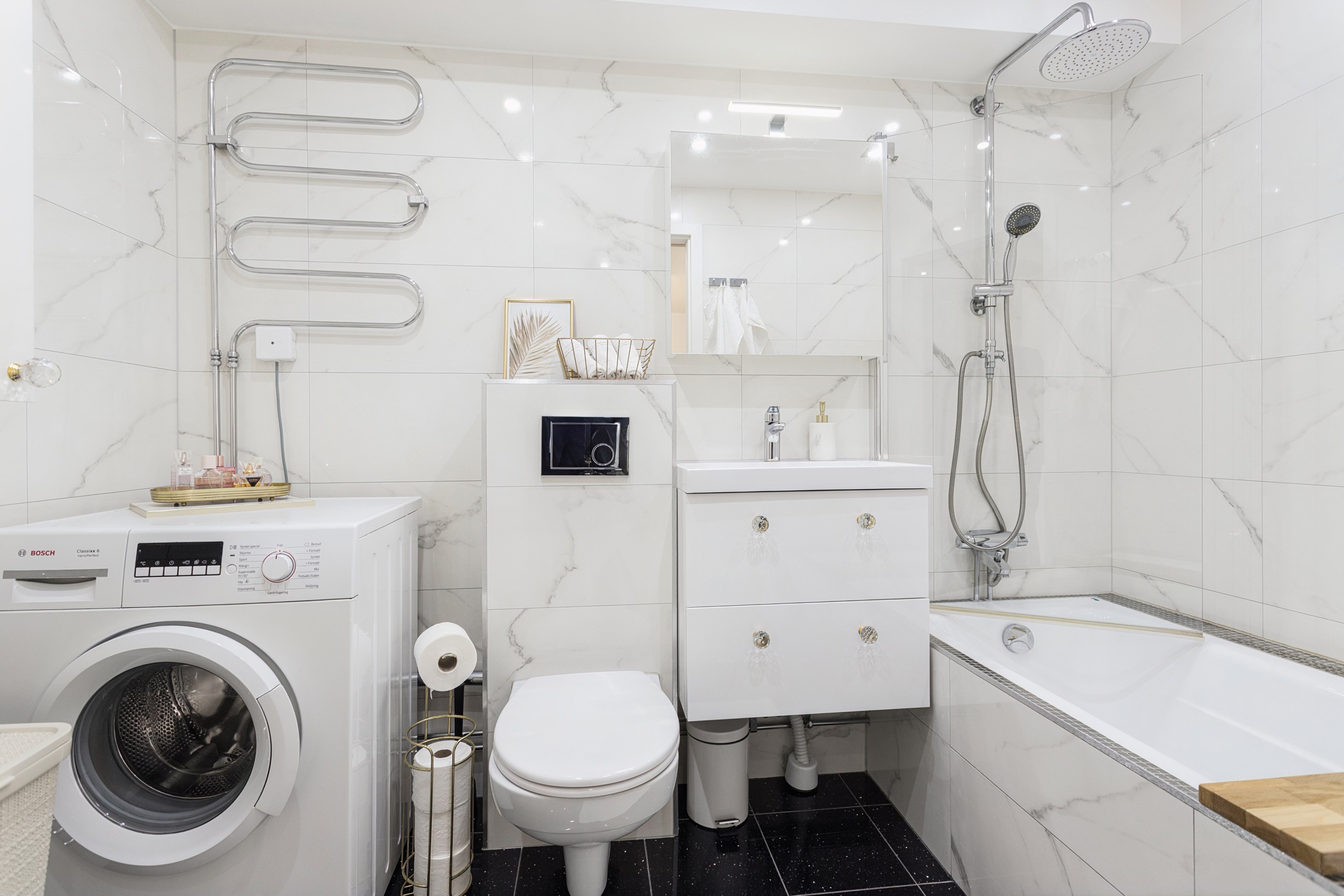 Helkaklat badrum med fina material