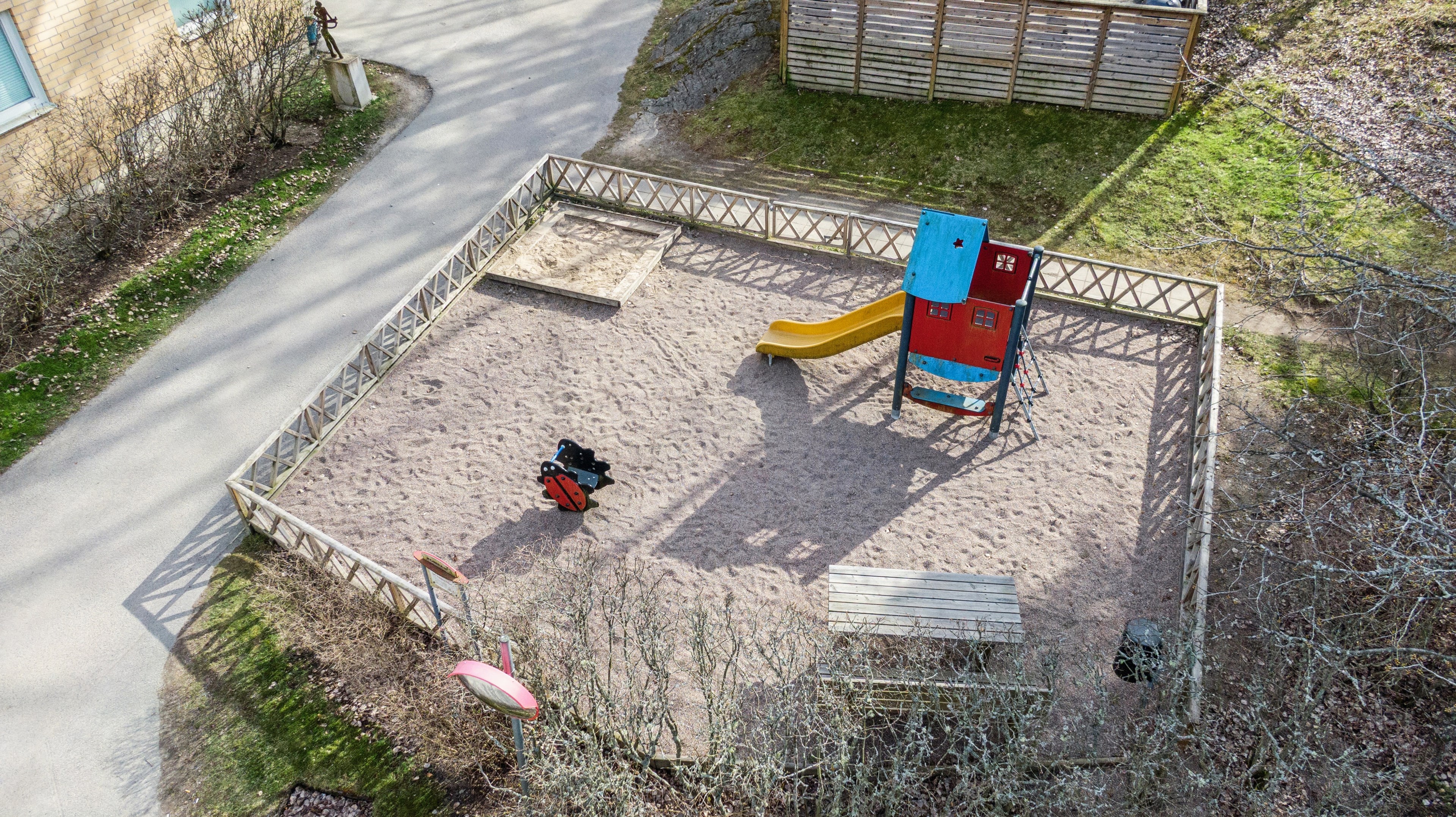 Lekplats på gården