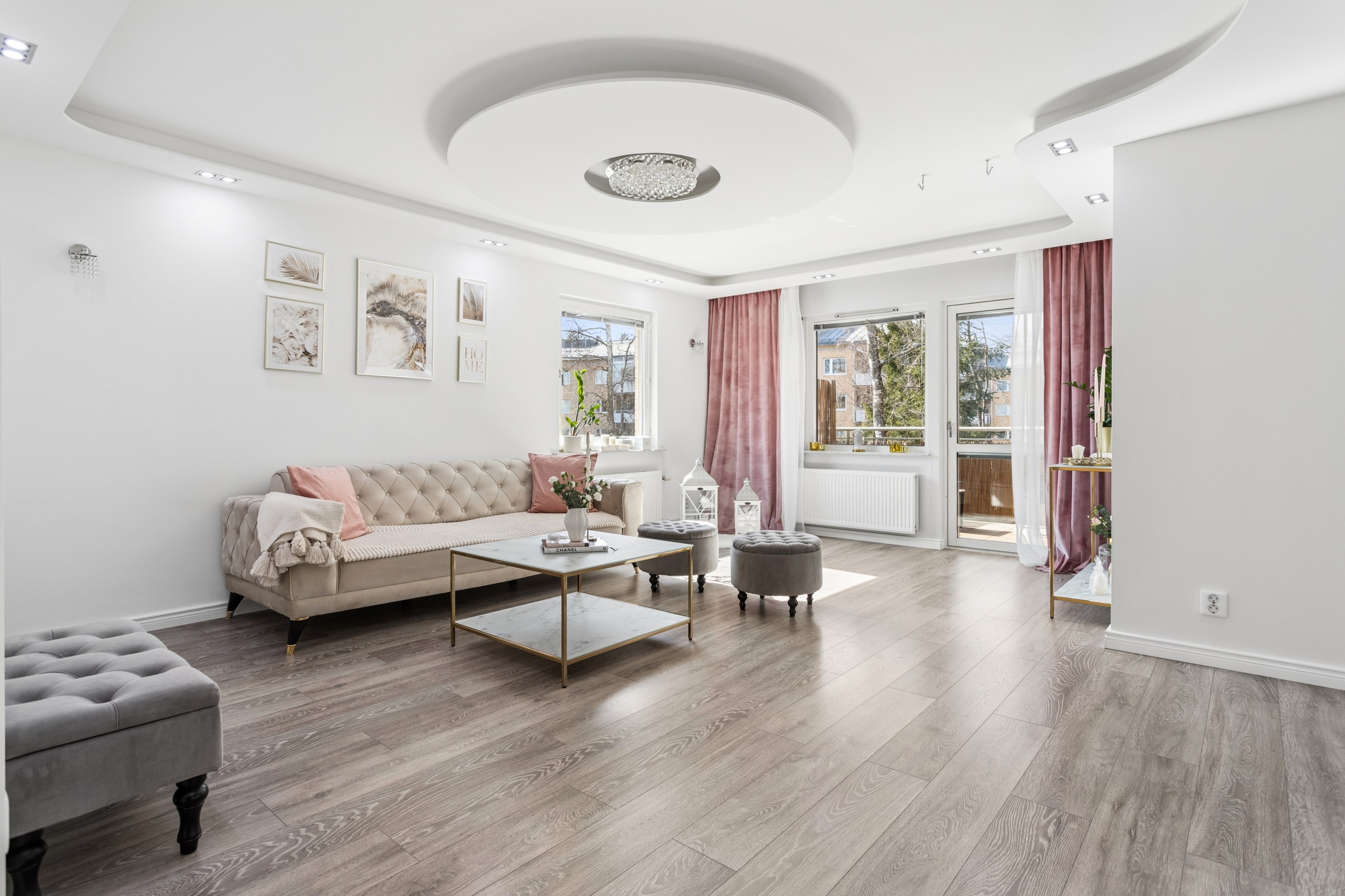 Stort vardagsrum med utgång till balkong