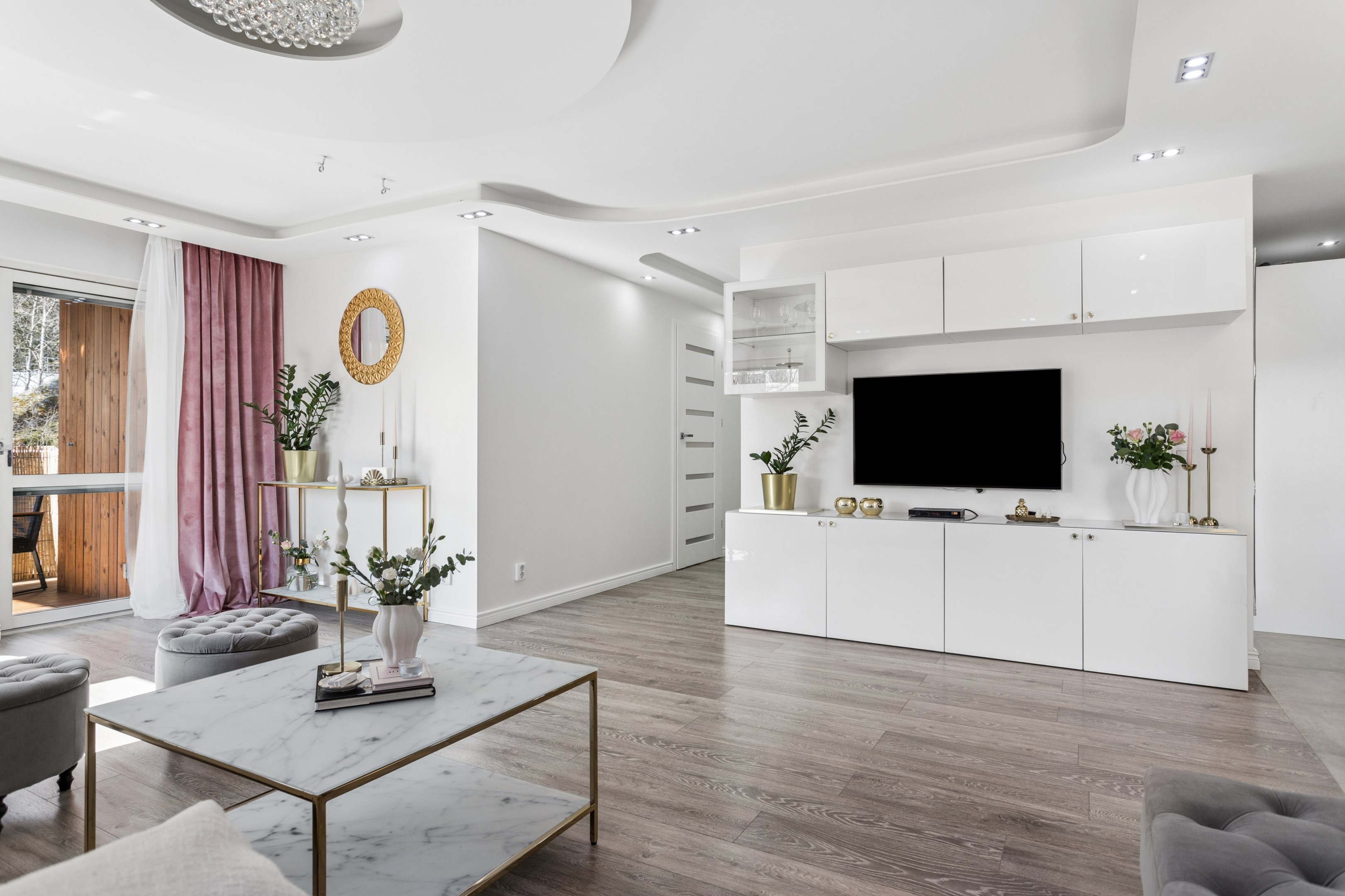 Gott om plats för mediamöbler