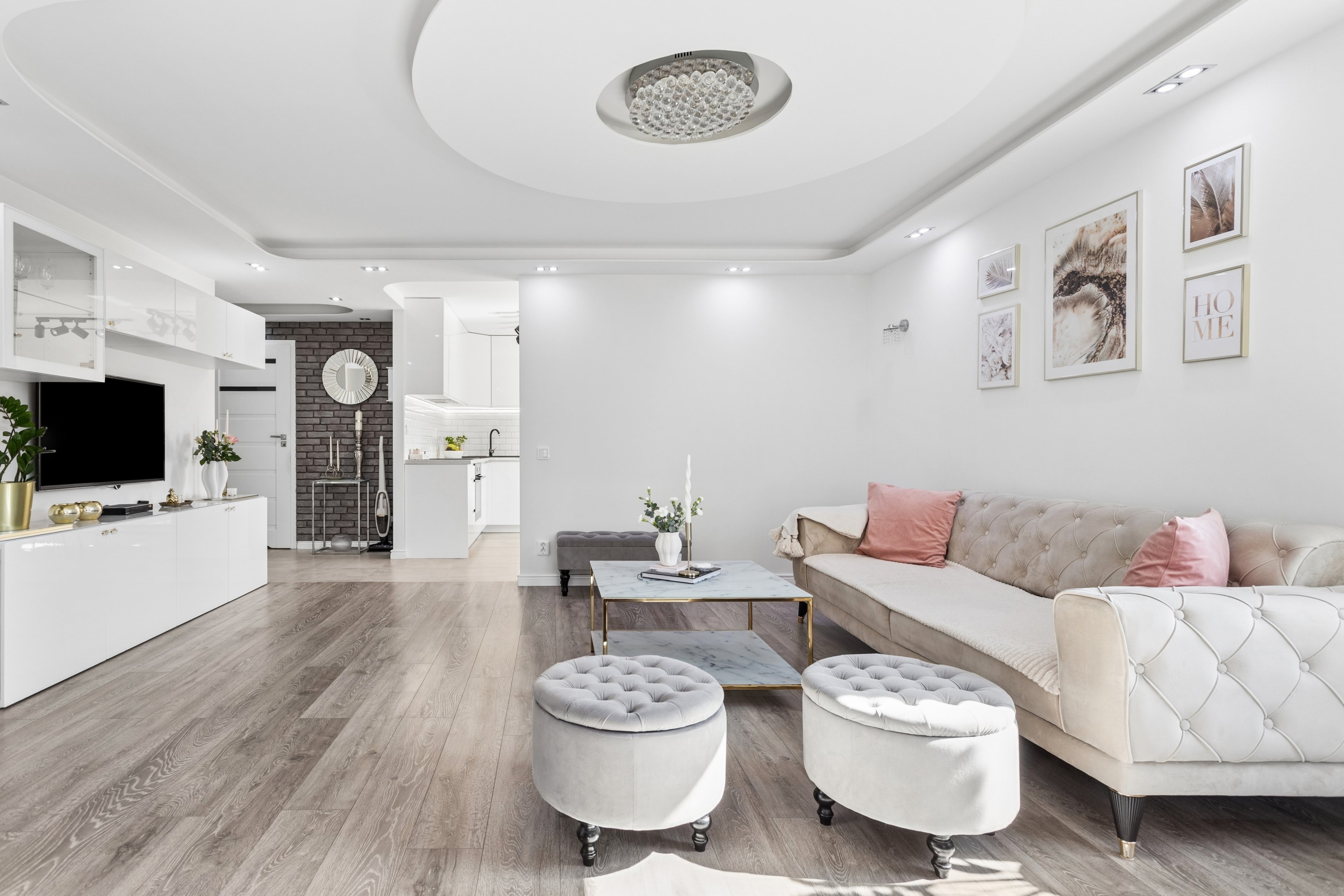 Delvis öppet mellan vardagsrum och kök