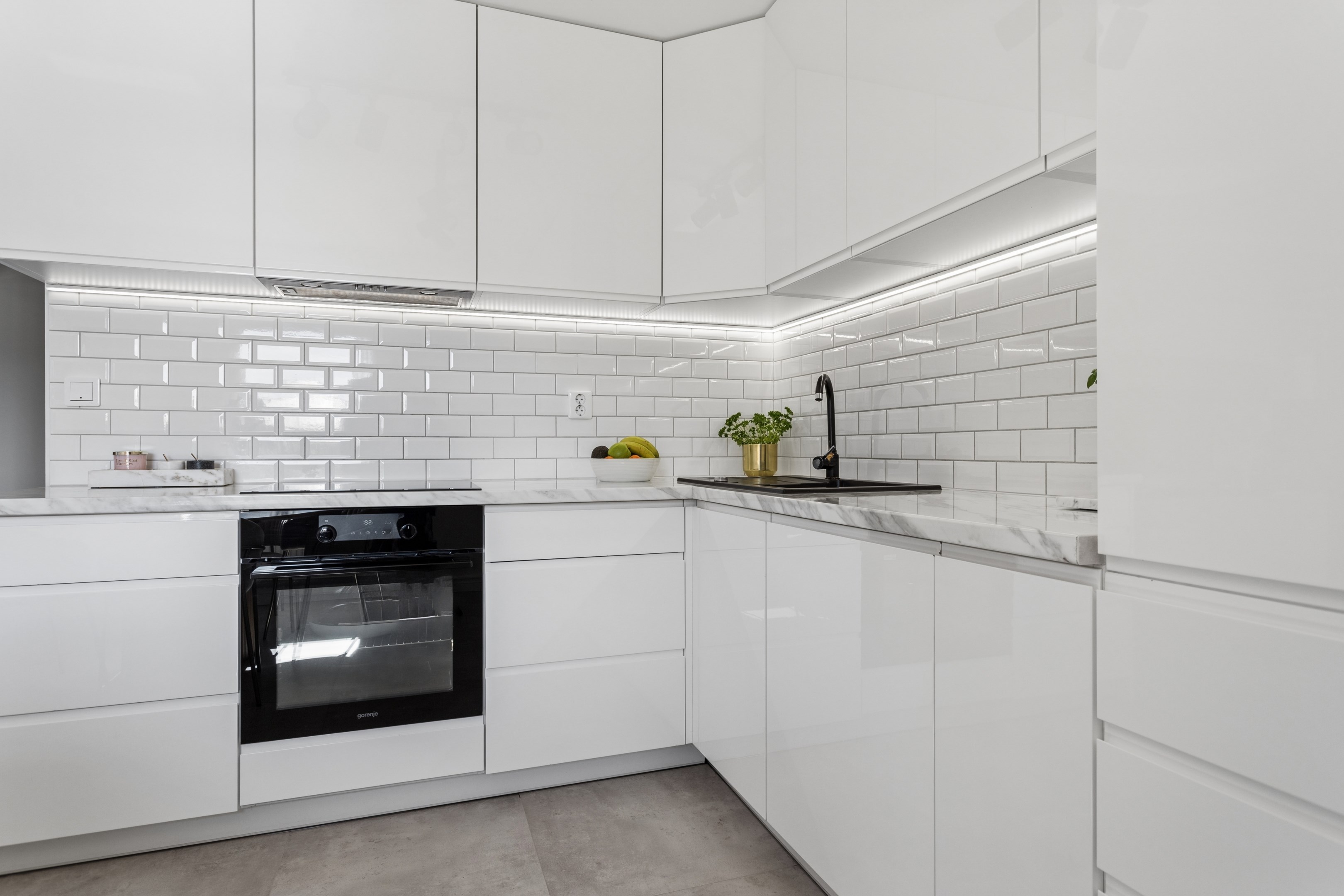 Gott om förvaring samt arbetsytor