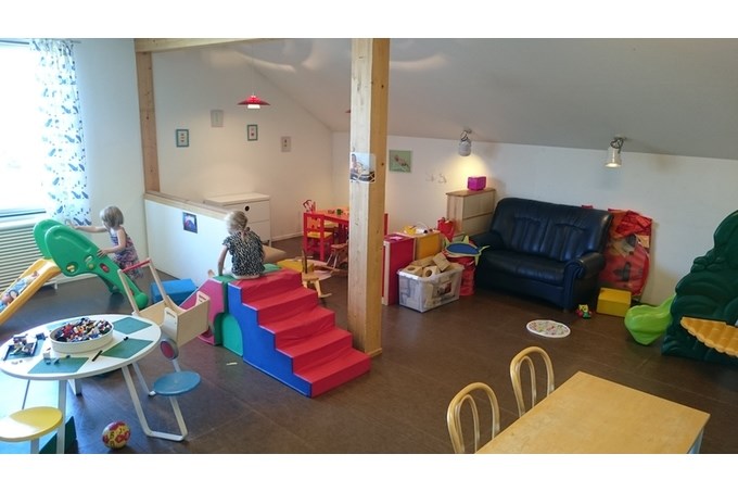 Servcicehuset med lekrum för barnen