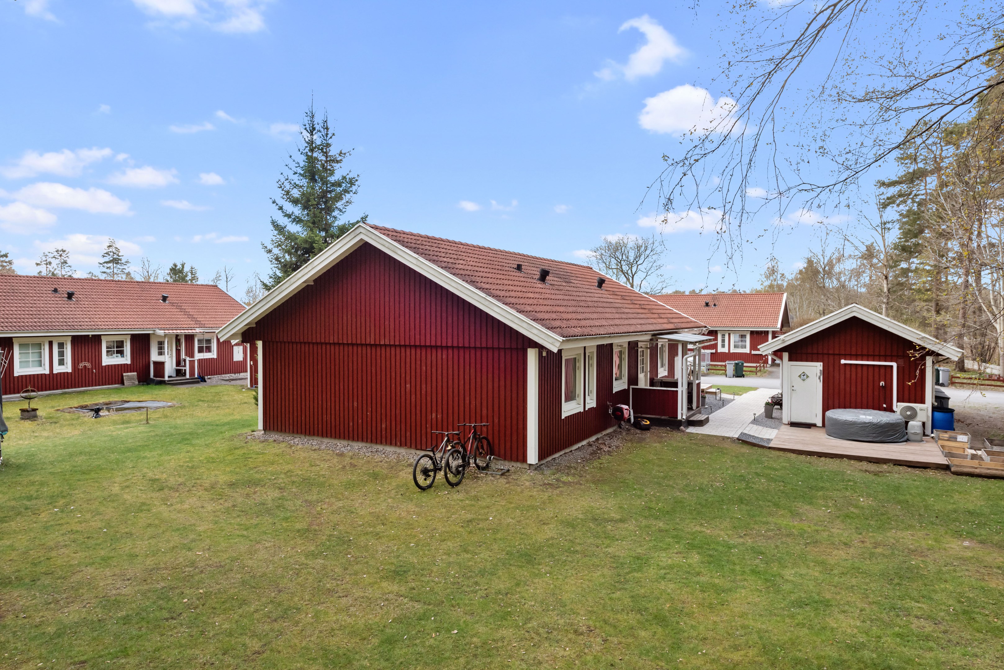 Villan och garaget från tomtens baksida