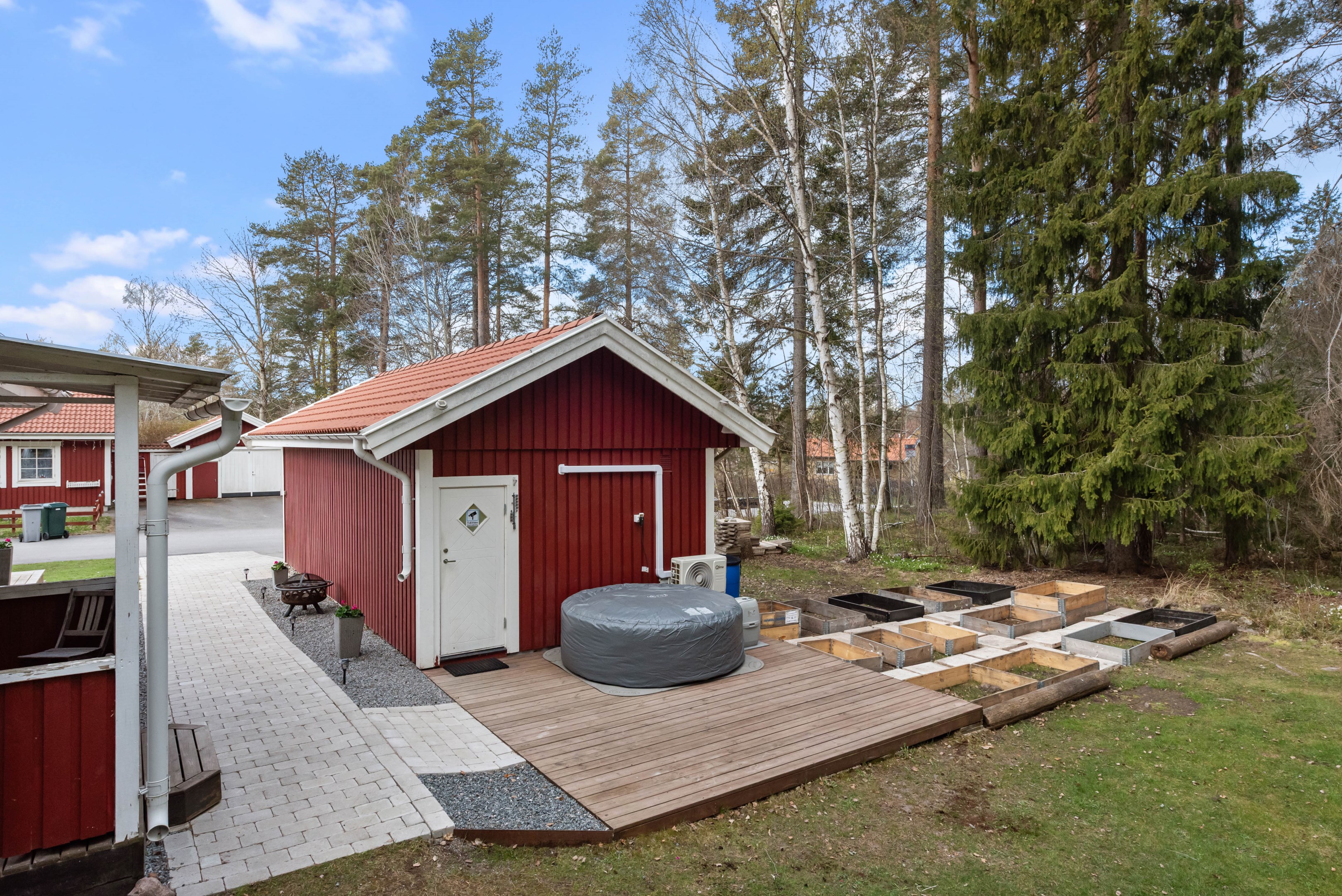 Altan på baksidan av garaget