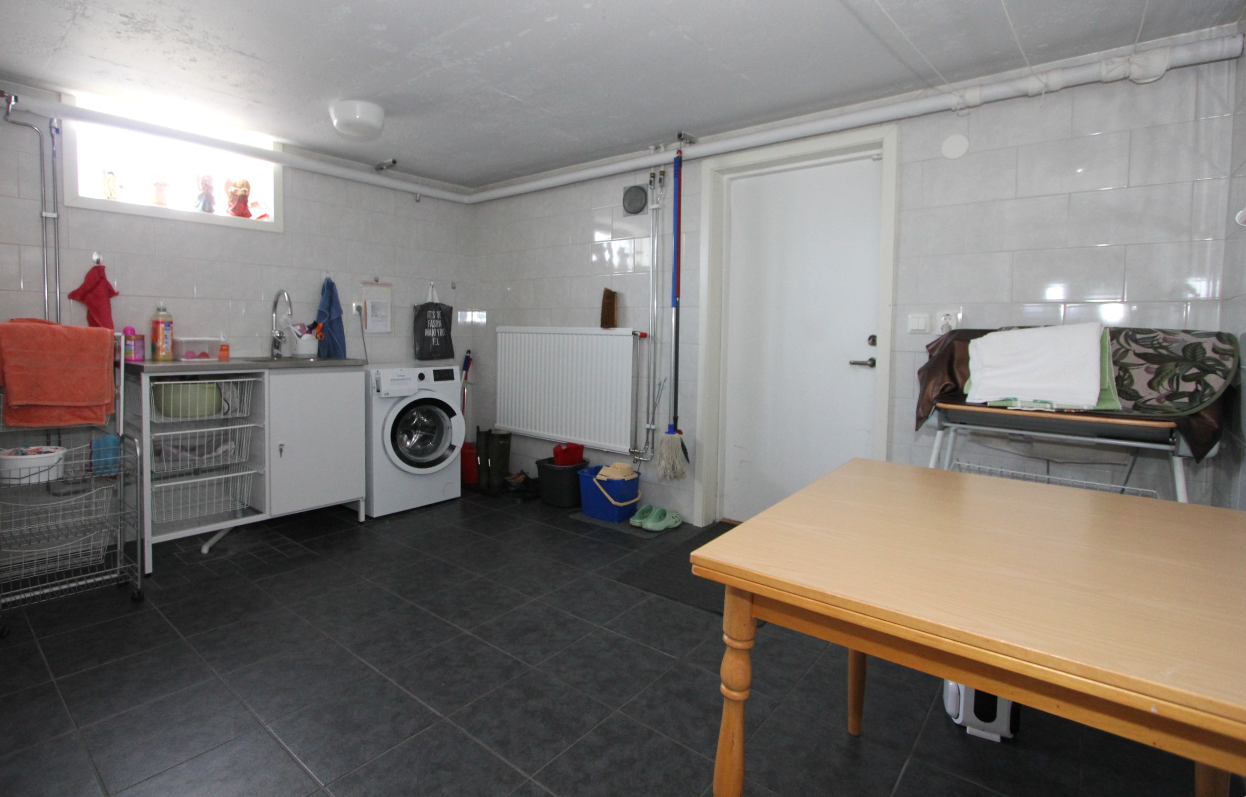 Renoverad rymlig och fräsch tvättstuga