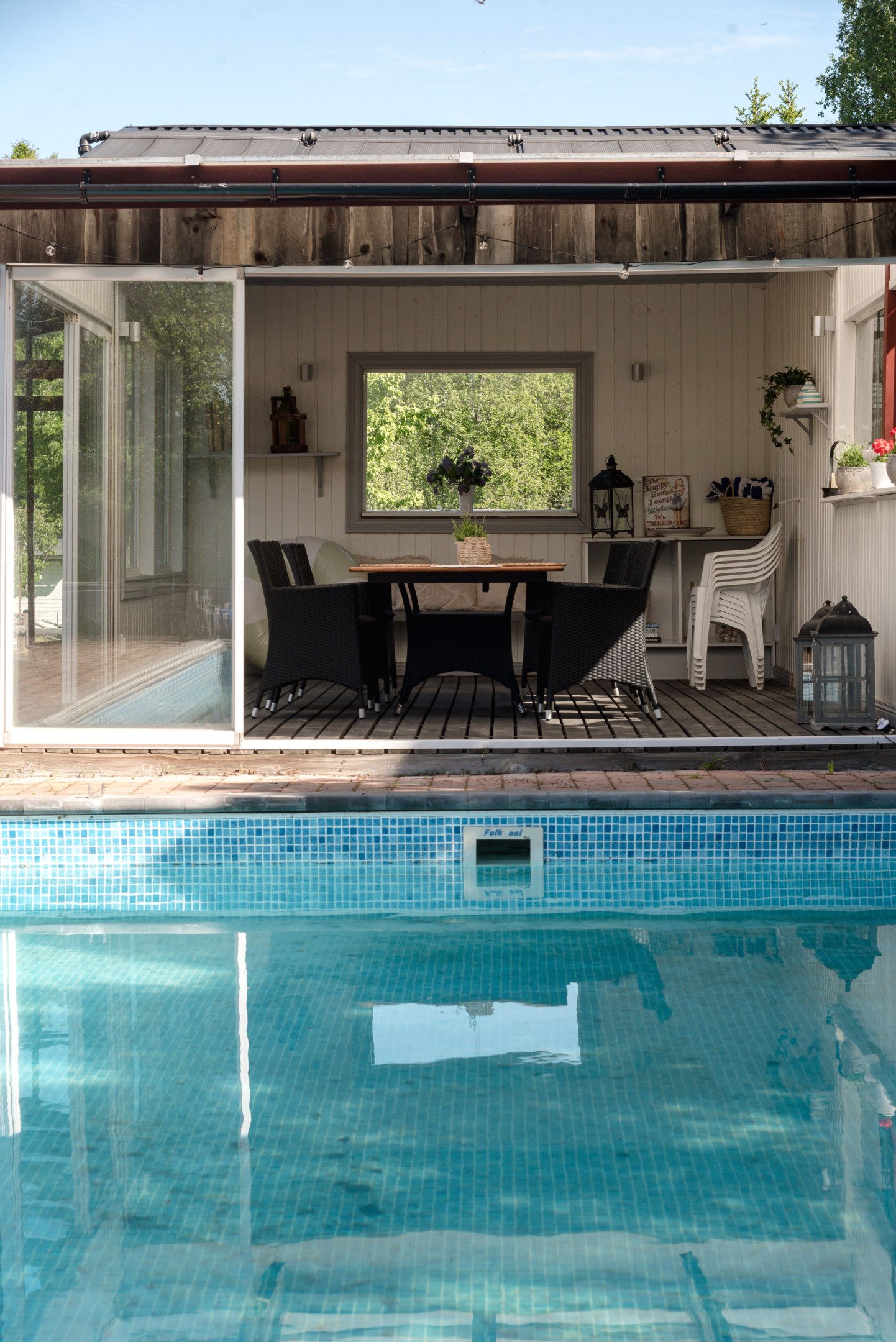 Pool med poolhus