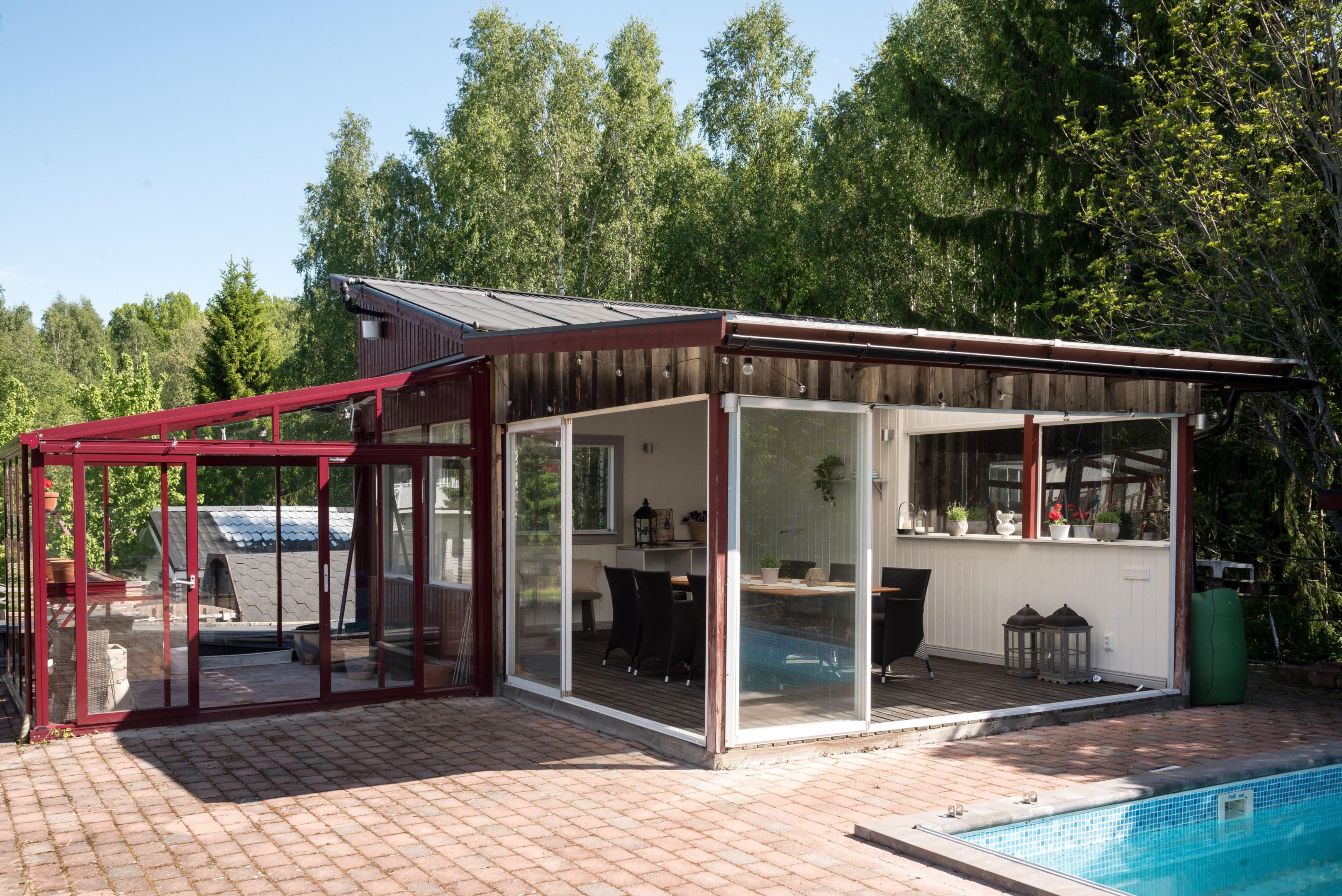Poolhus med vidbyggt växthus
