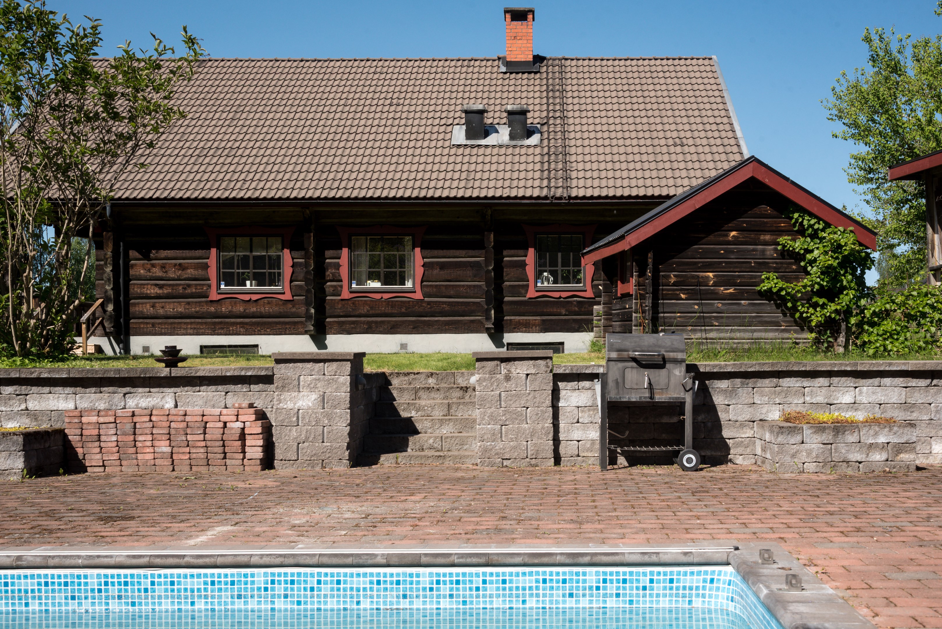 Pool på husets baksida