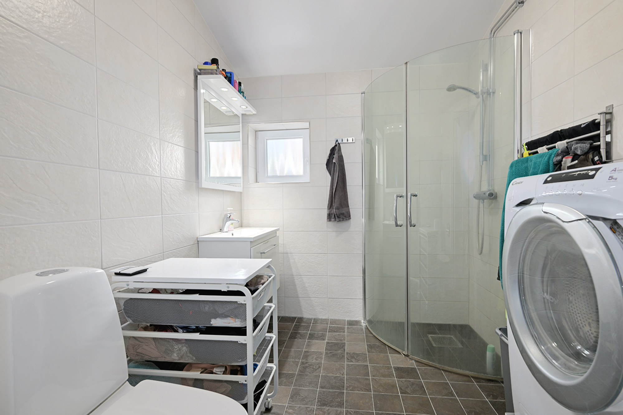 Badrum med dusch och tvättmaskin lägenheten i  gårdshuset