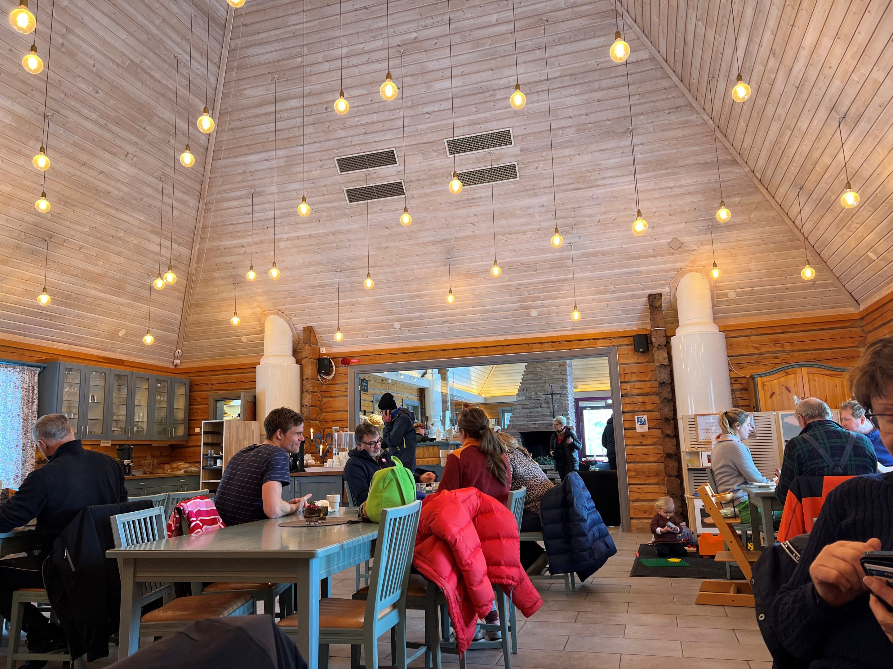 Fjällkyrkan i Tandådalen – öppen varje dag, med doft av nybakat, lokal värme och fjällets stillhet.