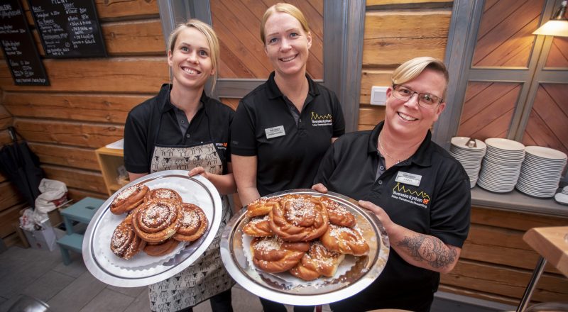 Kyrka och kaffestuga i samma byggnad. Alltid öppet!