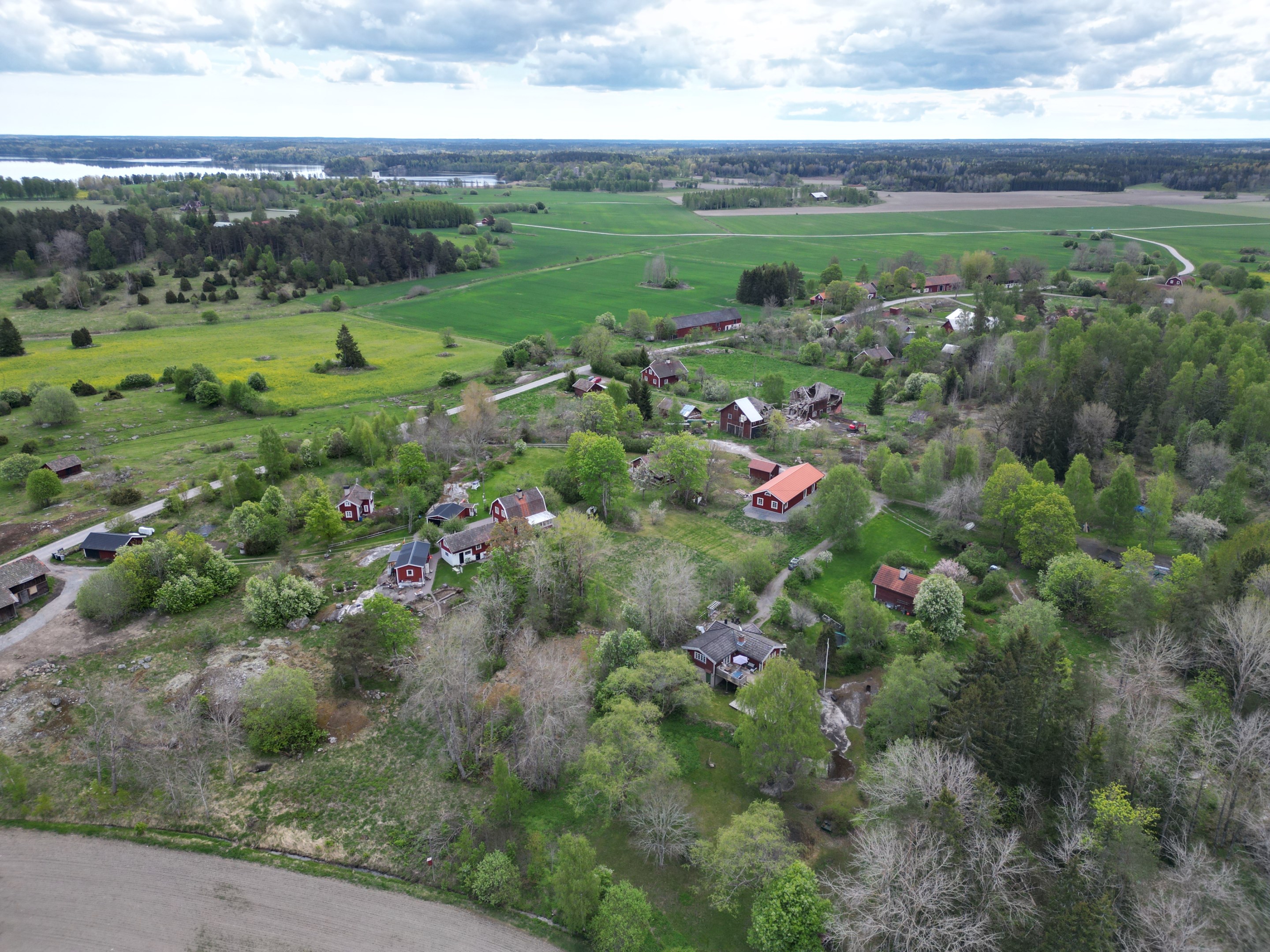 Byn Ubby med sjön Skedviken längre bord