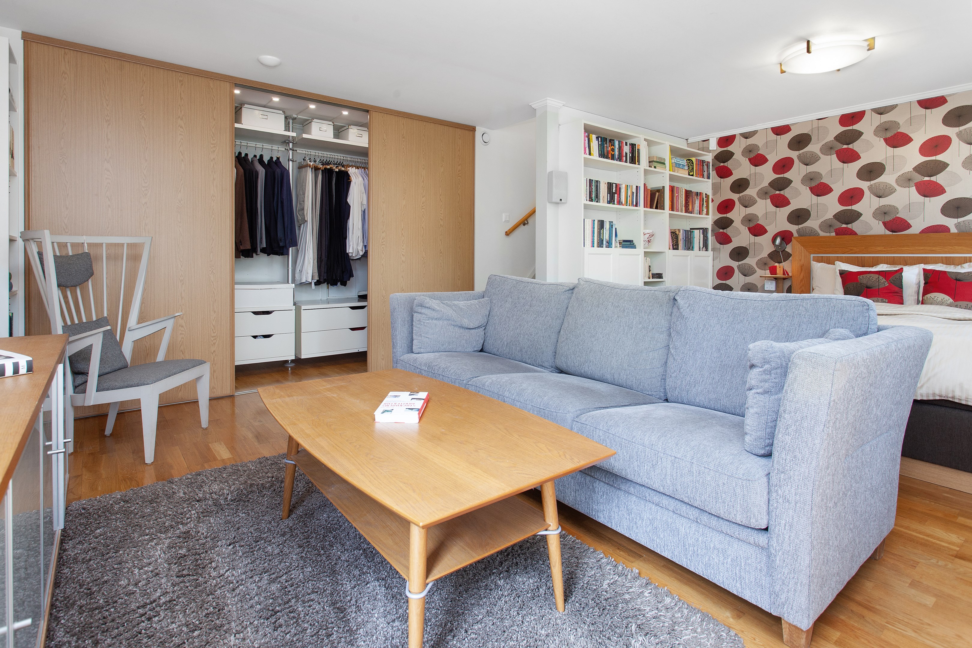 Stor Walk In Closet med skjutdörrar